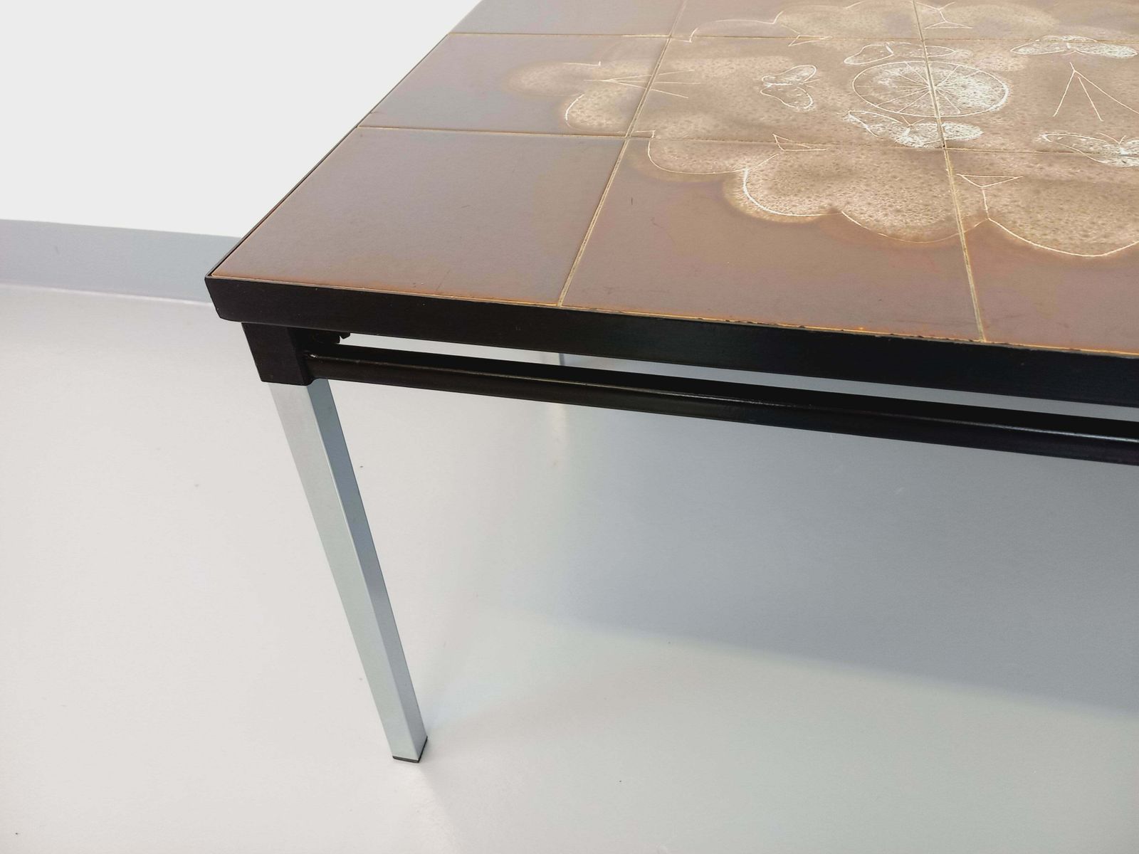 Rechthoekige salontafel van metaal en bruin keramiek photo Meubels