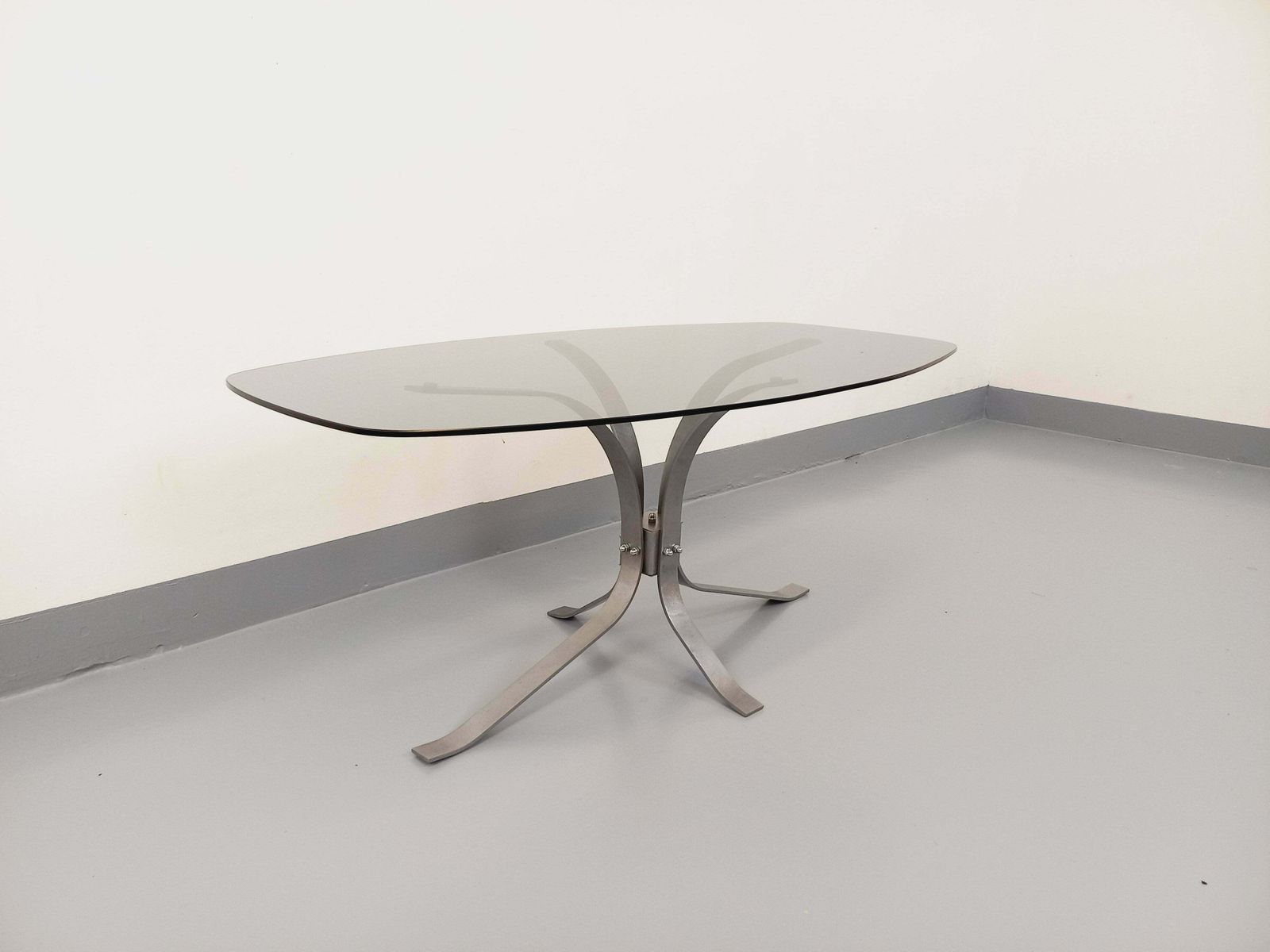 Table basse ovale en métal et verre fumé photo furniture