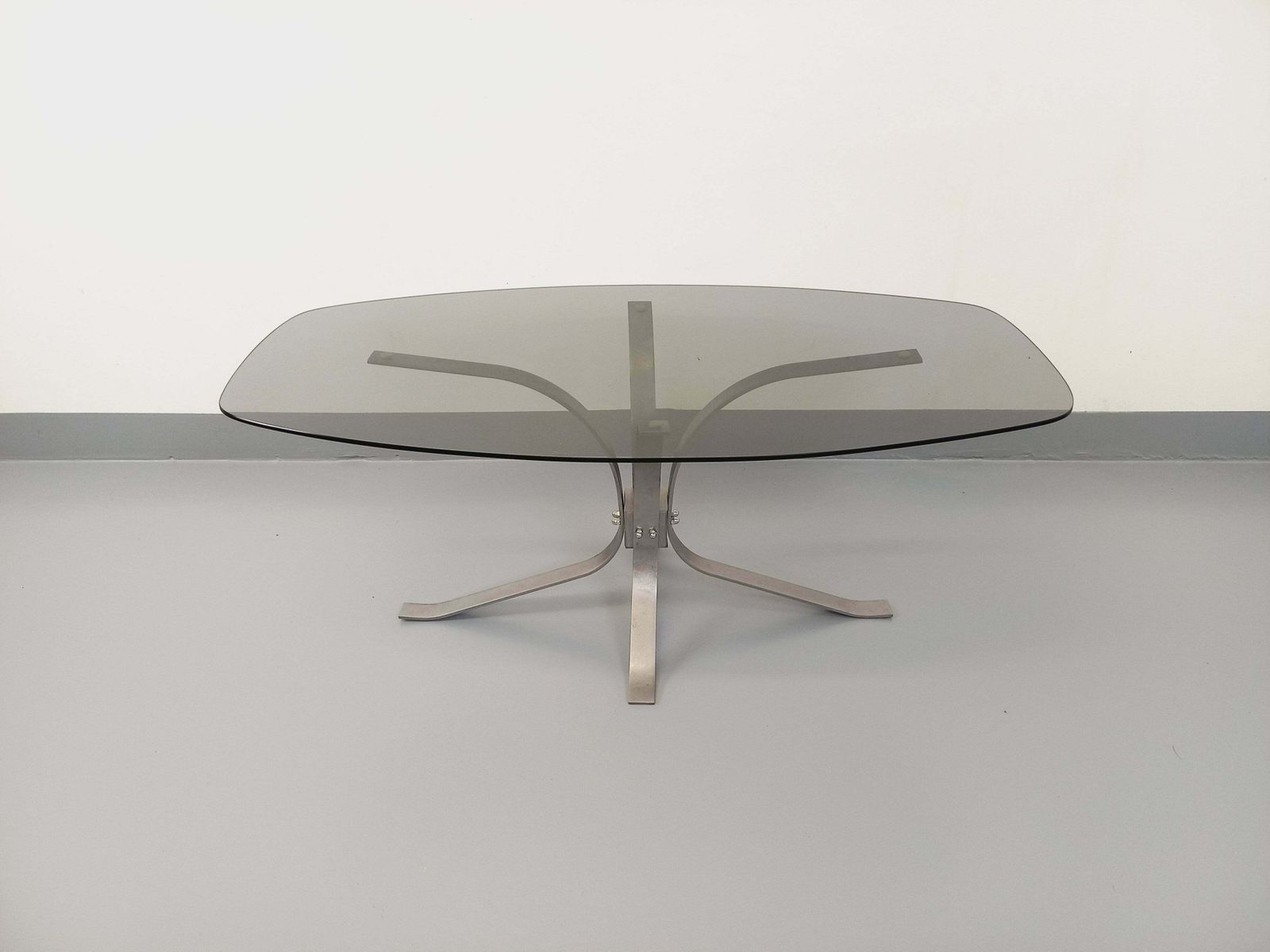 Table basse ovale en métal et verre fumé photo for sale