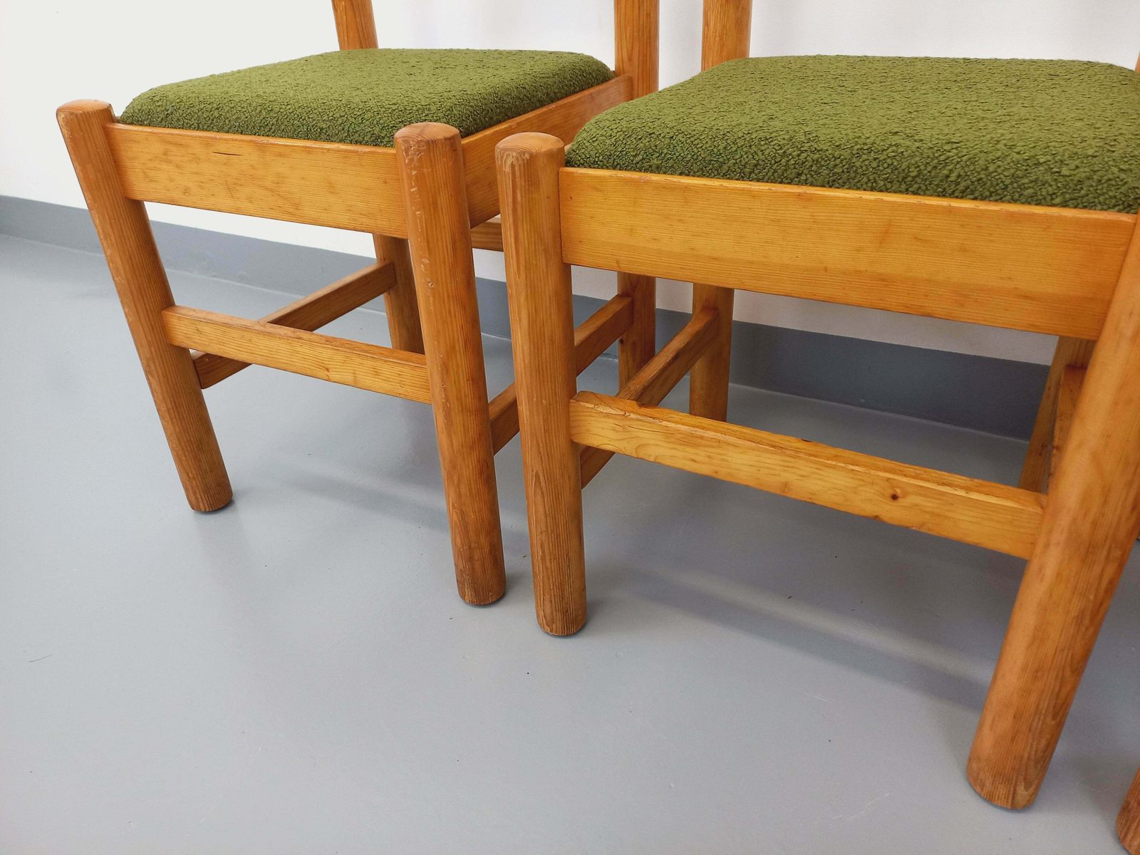 4 chaises en pin et tissu bouclette kaki photo for sale