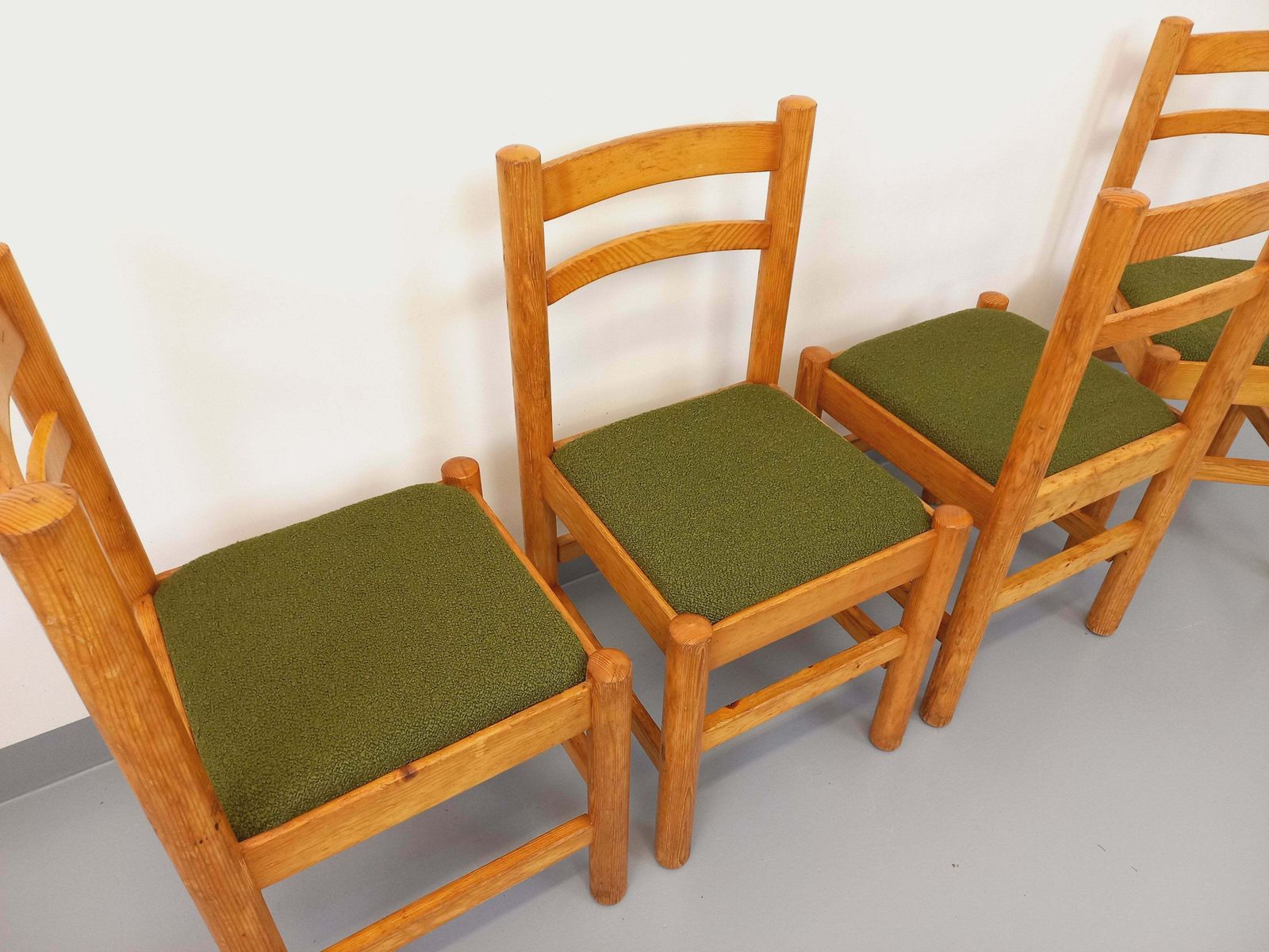 4 chaises en pin et tissu bouclette kaki photo buy
