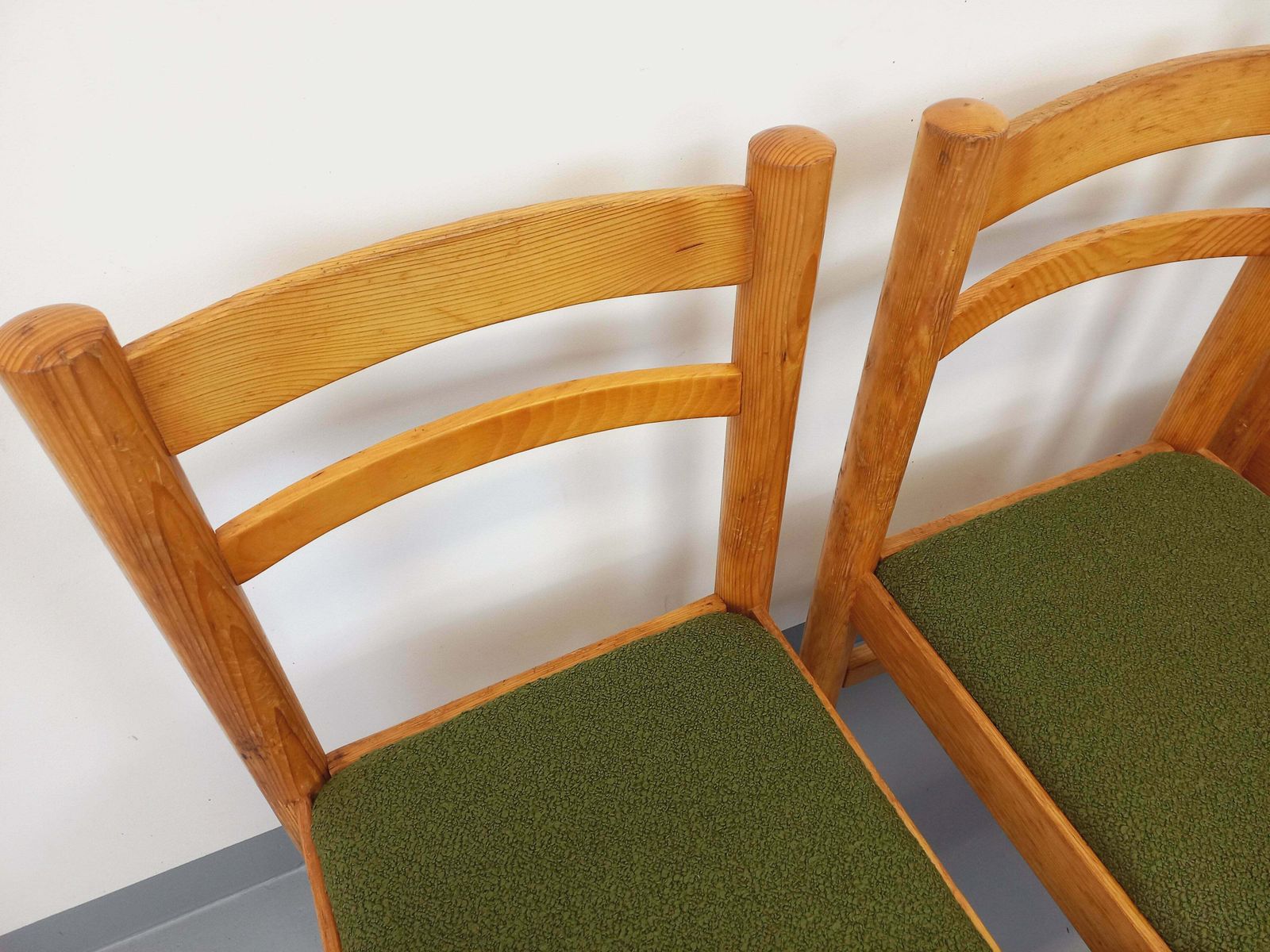 photo vinterior 4 chaises en pin et tissu bouclette kaki
