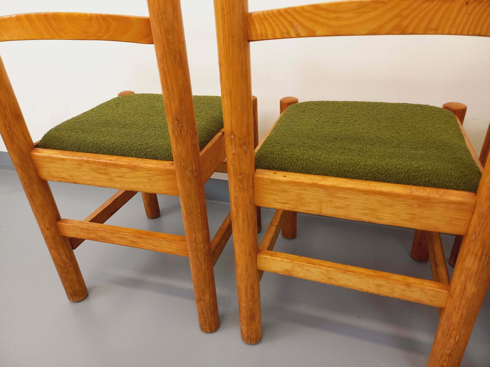 photo vintage 4 chaises en pin et tissu bouclette kaki
