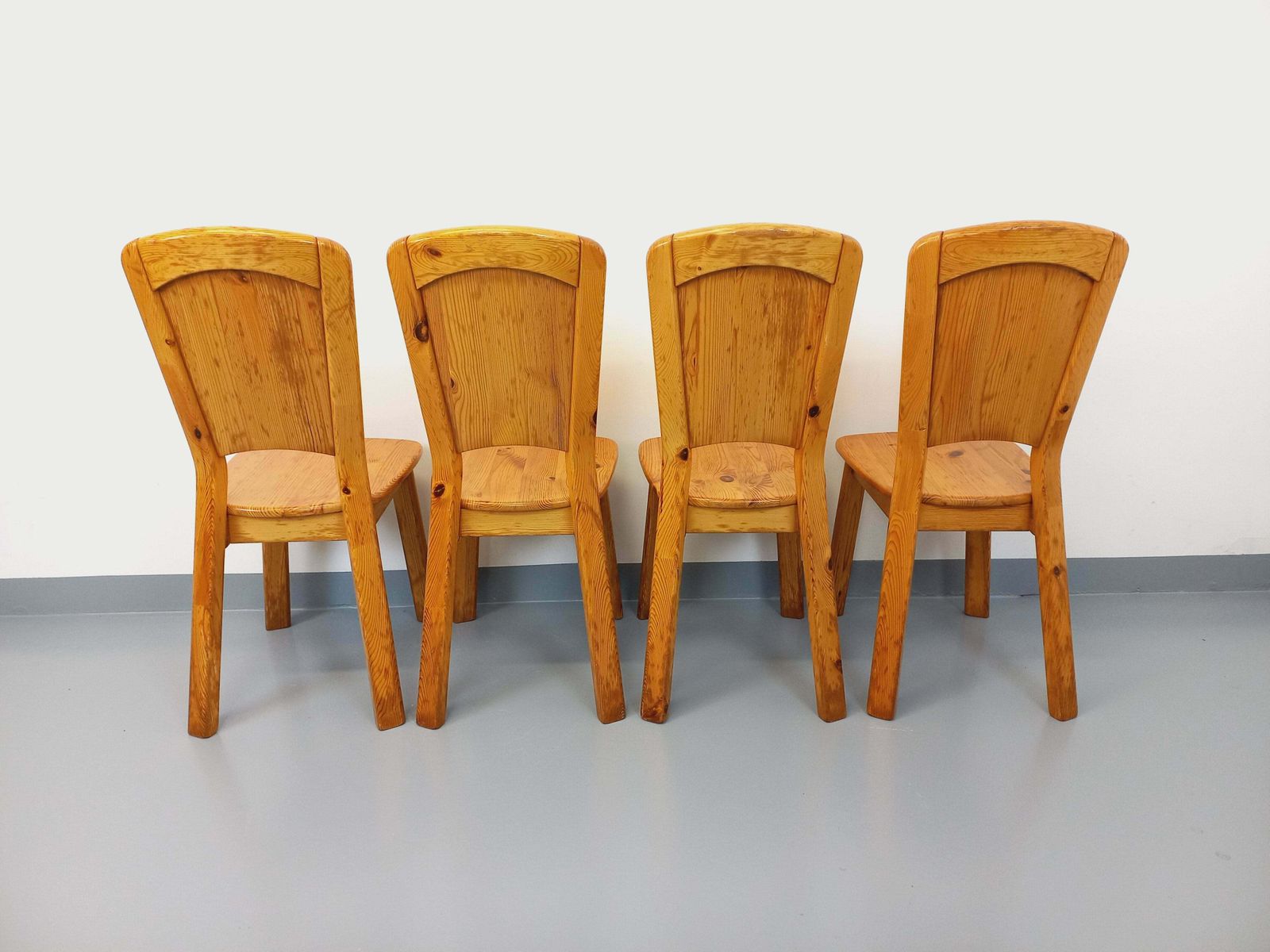 photo for sale 4 chaises pour Les Arcs en pin, attribuées à Charlotte Perriand