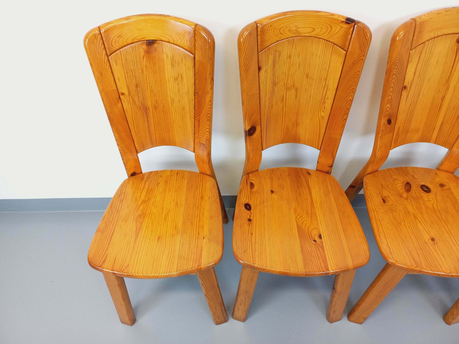 1376.0 4 chaises pour Les Arcs en pin, attribuées à Charlotte Perriand photo