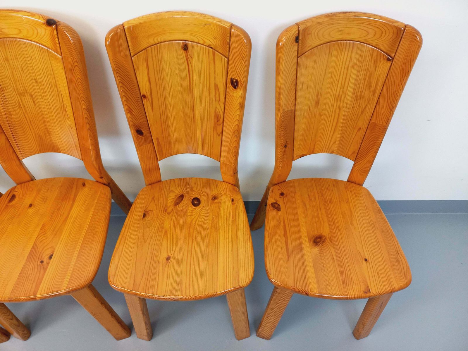 photo vintage 4 chaises pour Les Arcs en pin, attribuées à Charlotte Perriand