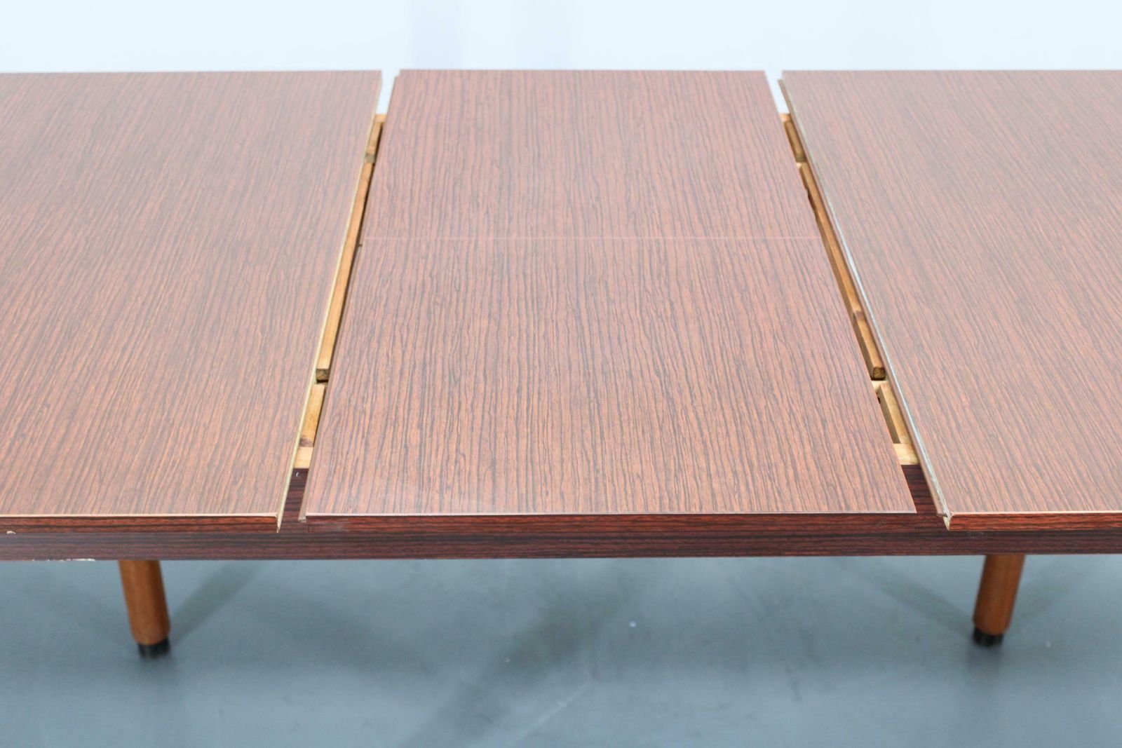 photo vintage 1970s Italian Extendable Dining Table