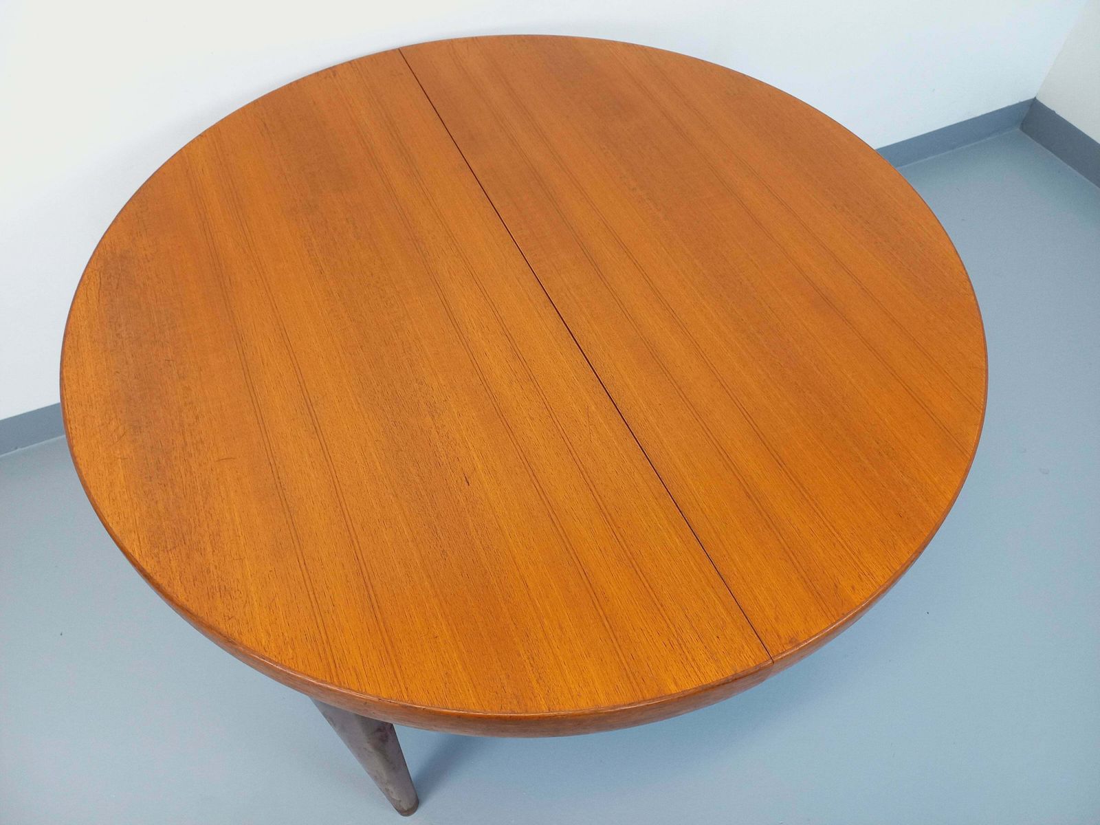 Table ronde scandinave en teck avec 2 rallonges intégrées photo for sale