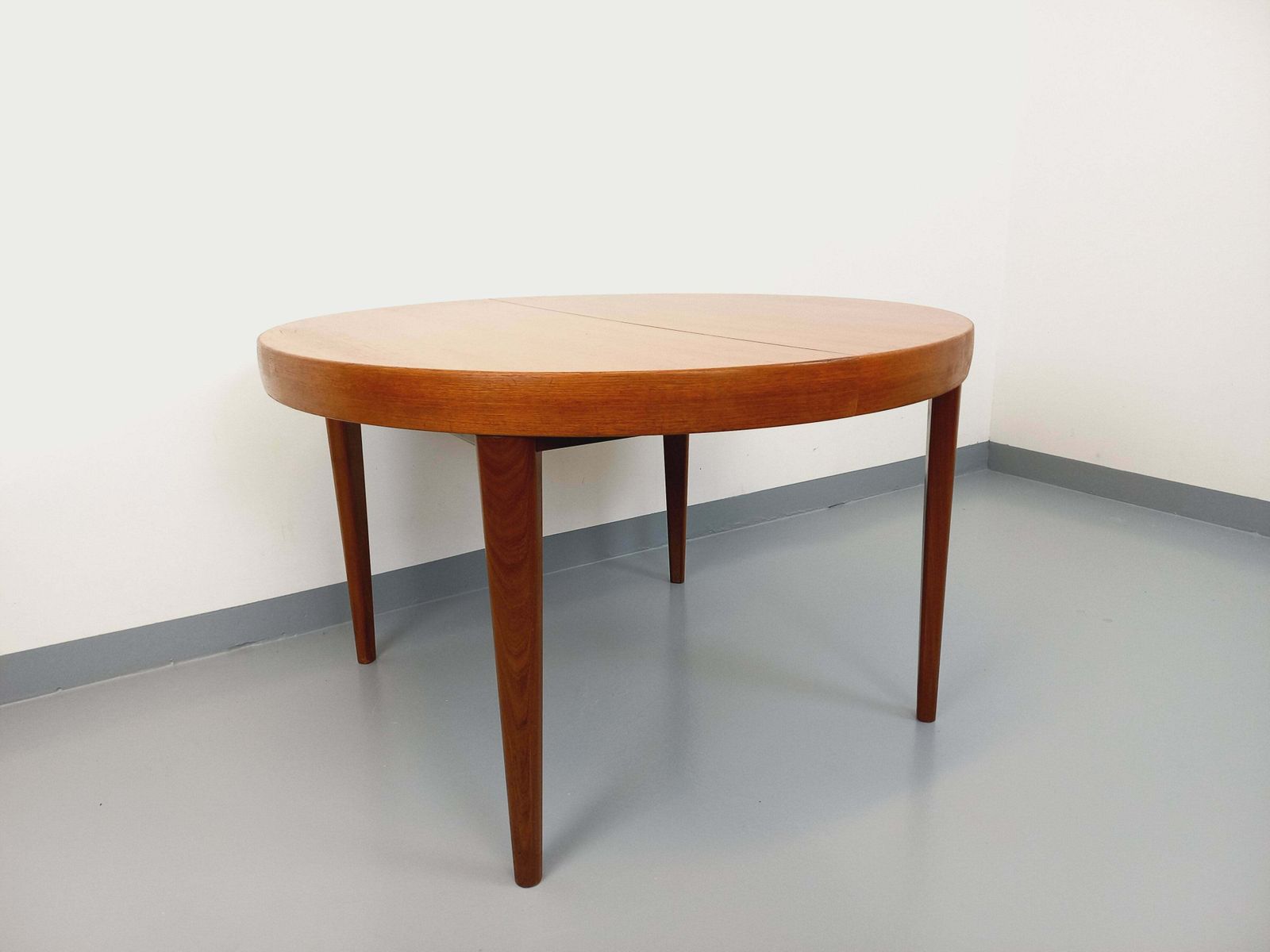 photo for sale Table ronde scandinave en teck avec 2 rallonges intégrées