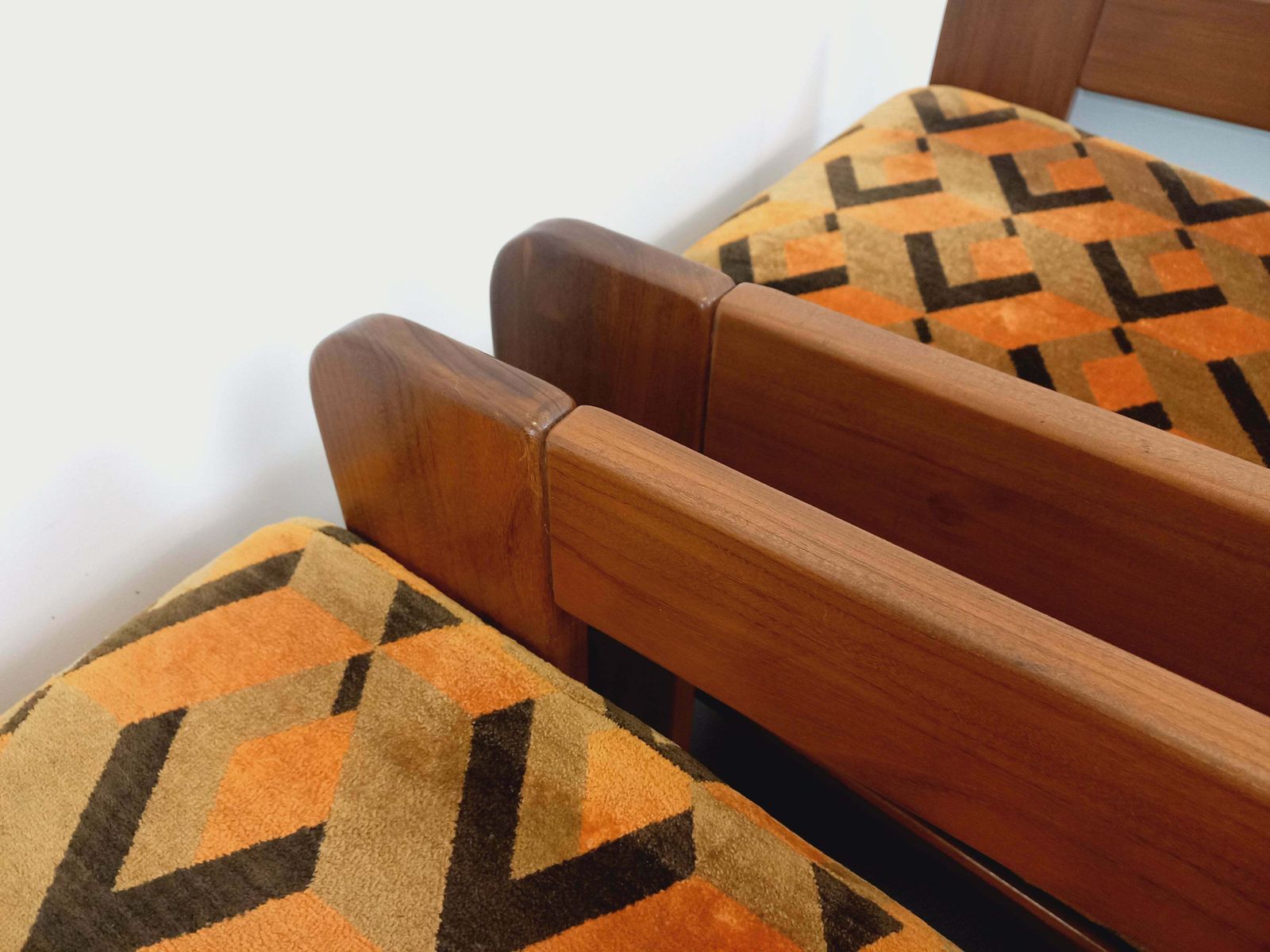2 fauteuils à piètement traîneau en velours, années 1970 photo buy