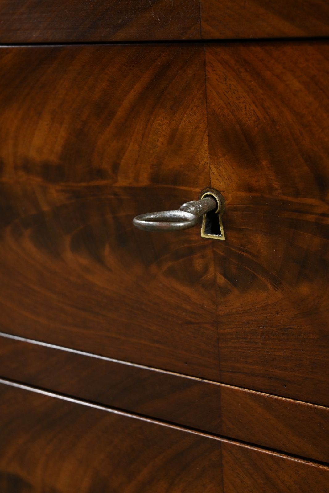 Mahogany Burl Veneer Dresser, Louis Philippe Style – Late 19th Century photo vinterior
