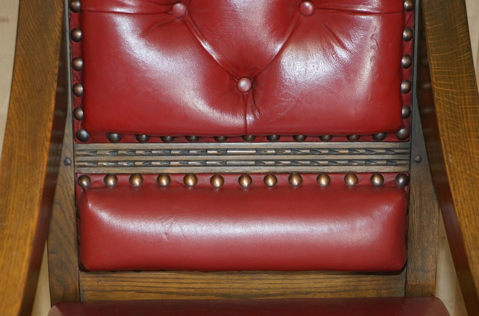 photo furniture Original Elizabeth II Silver Jubilee Throne Armchair English Oxblood Oak Leather