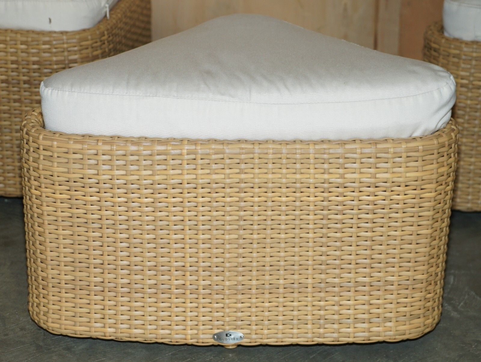 photo vinterior Expensive Gloster Garden Table Set On Wheels Glass & Wicker