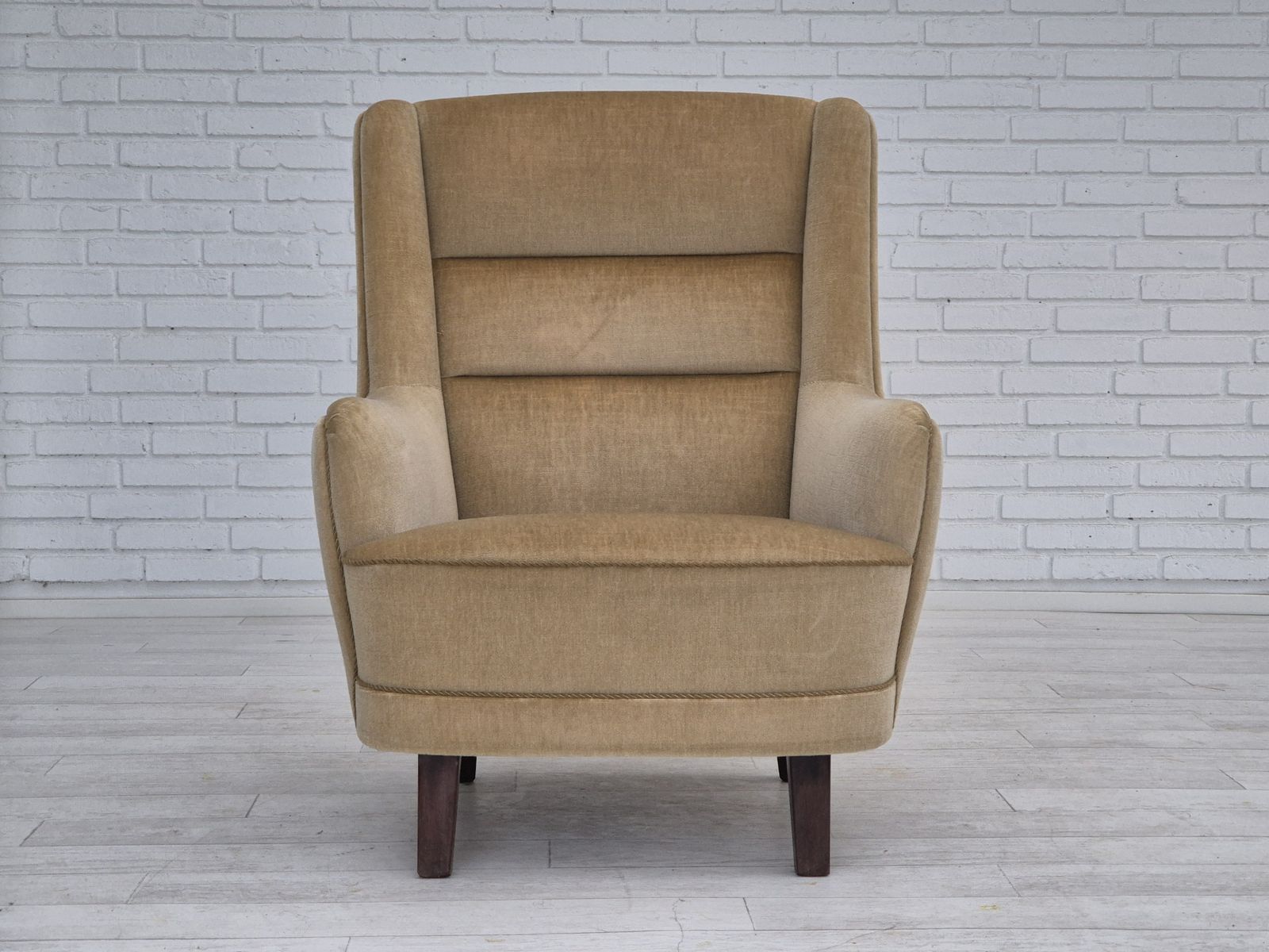 Jaren 1970, Deense Fauteuil Met Hoge Rugleuning, Meubilairvelours. photo vintage