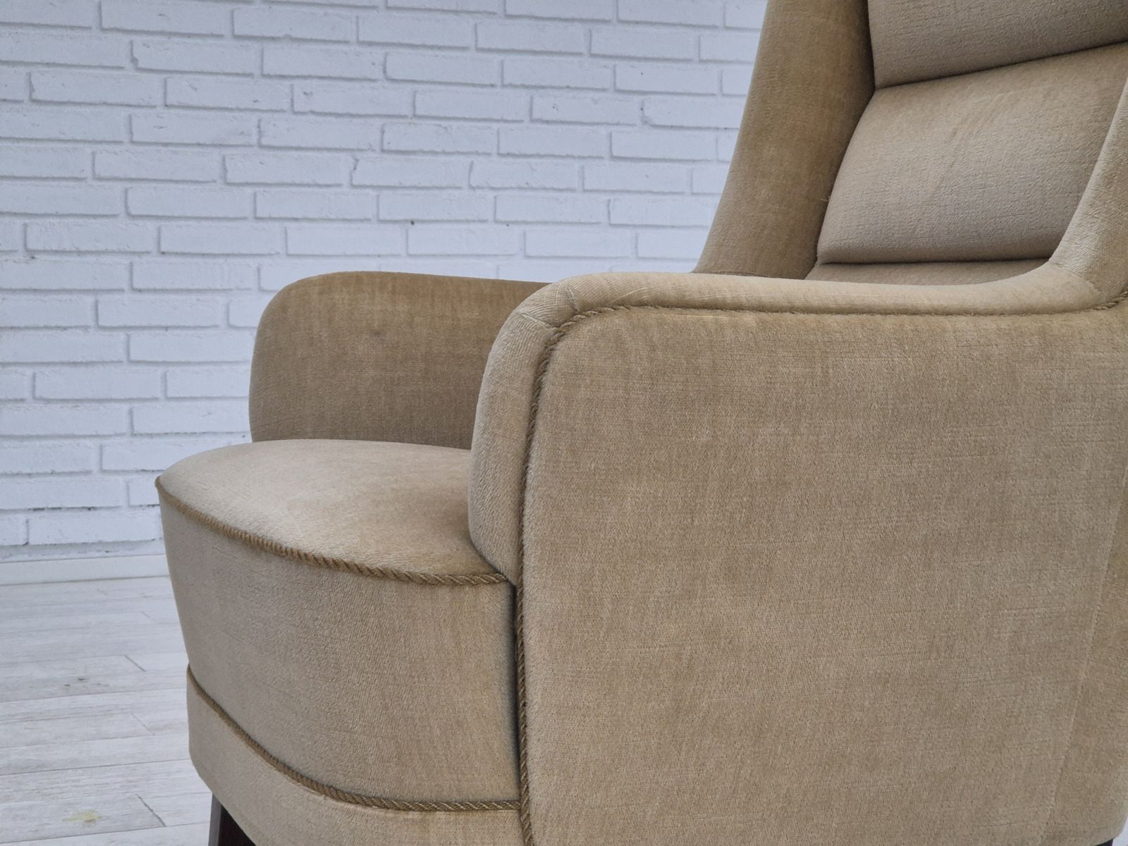 photo vinterior Jaren 1970, Deense Fauteuil Met Hoge Rugleuning, Meubilairvelours.