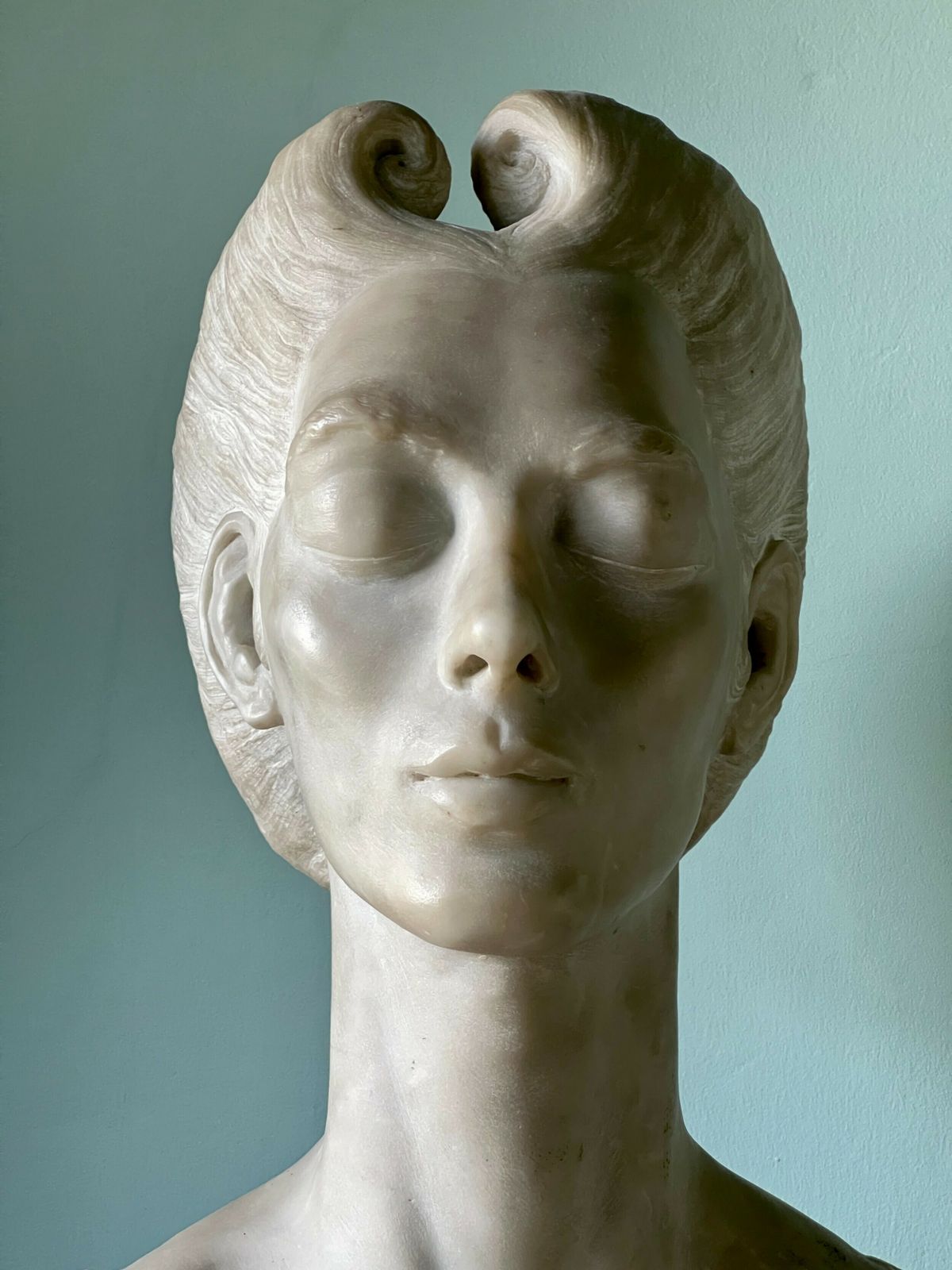 An English Marble Bust Of A Lady photo vinterior