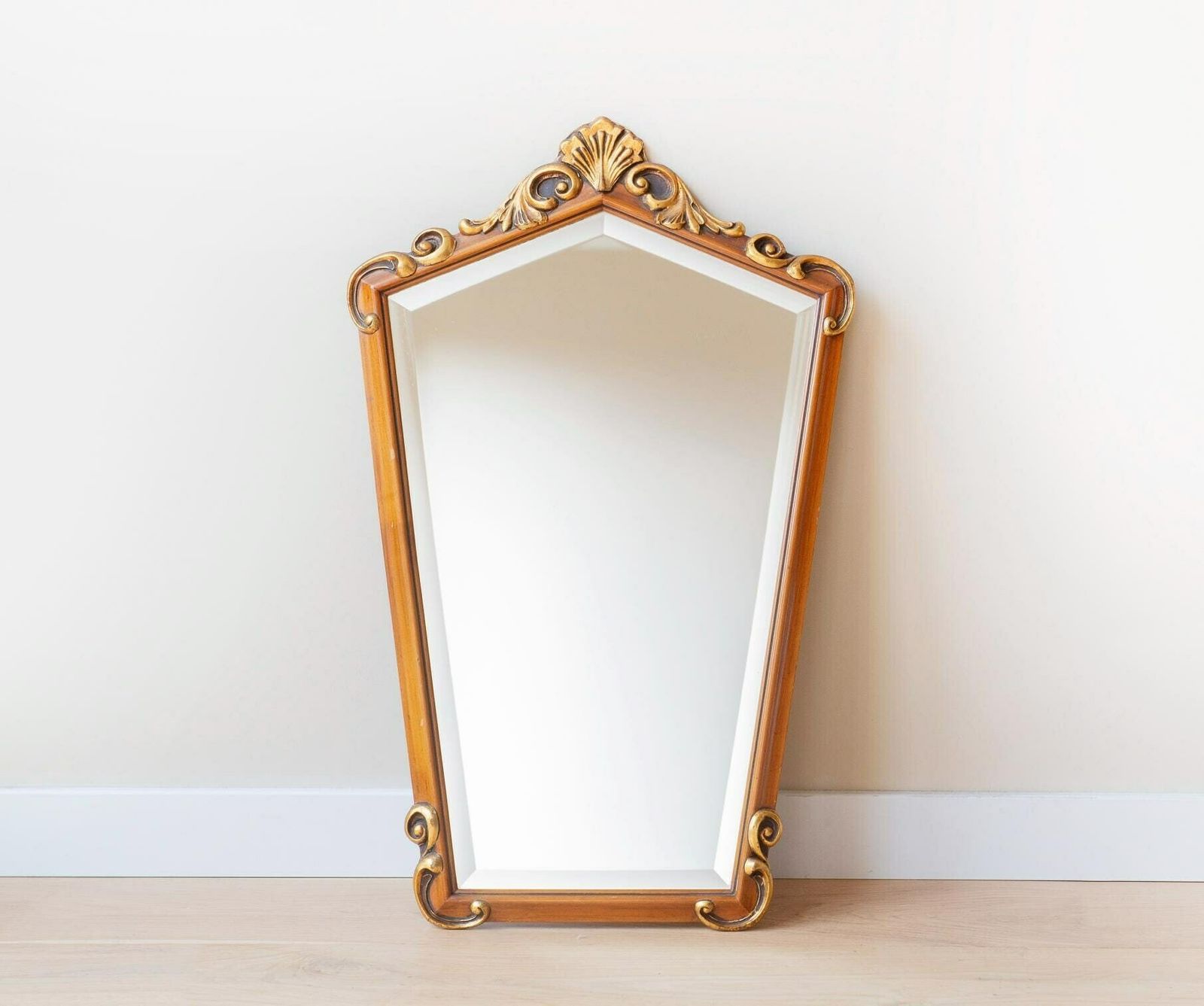 Miroir baroque à ornements, cadre doré sculpté à la main, miroir mural belge d'époque