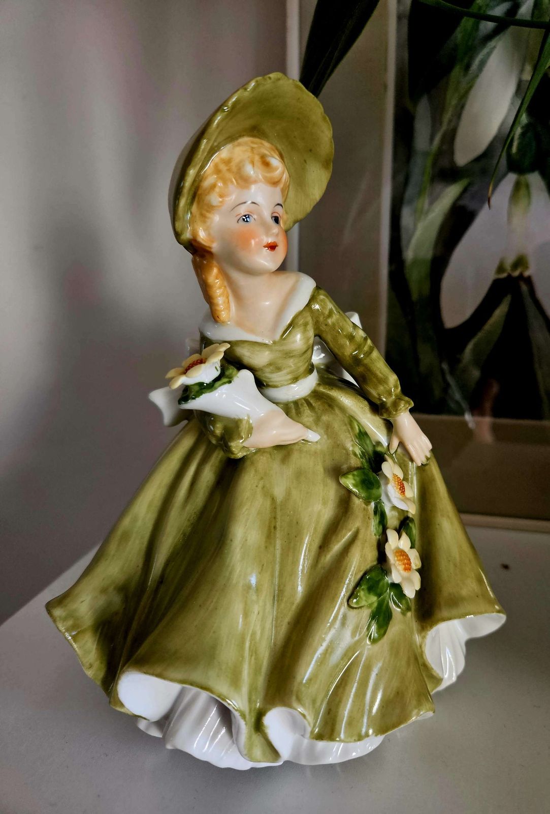 Alfretto Maruri Figurine Of Bonneted Lady In Green With Daisies photo 50.0