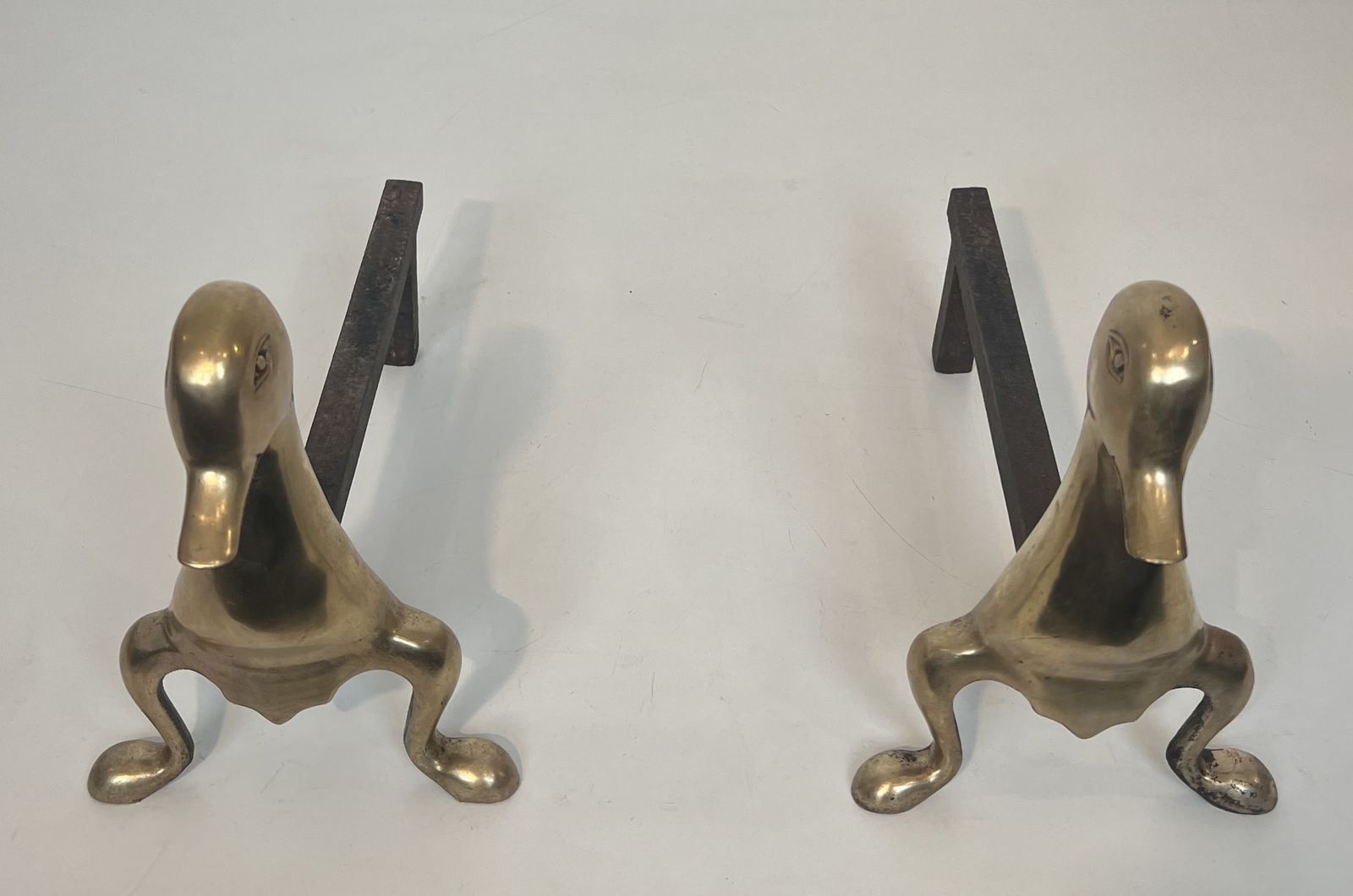 photo vinterior Pair Of Andirons Representing Stylized Ducks In Brass In The Style Of Claude And François Xavier Lalanne. Circa 1970