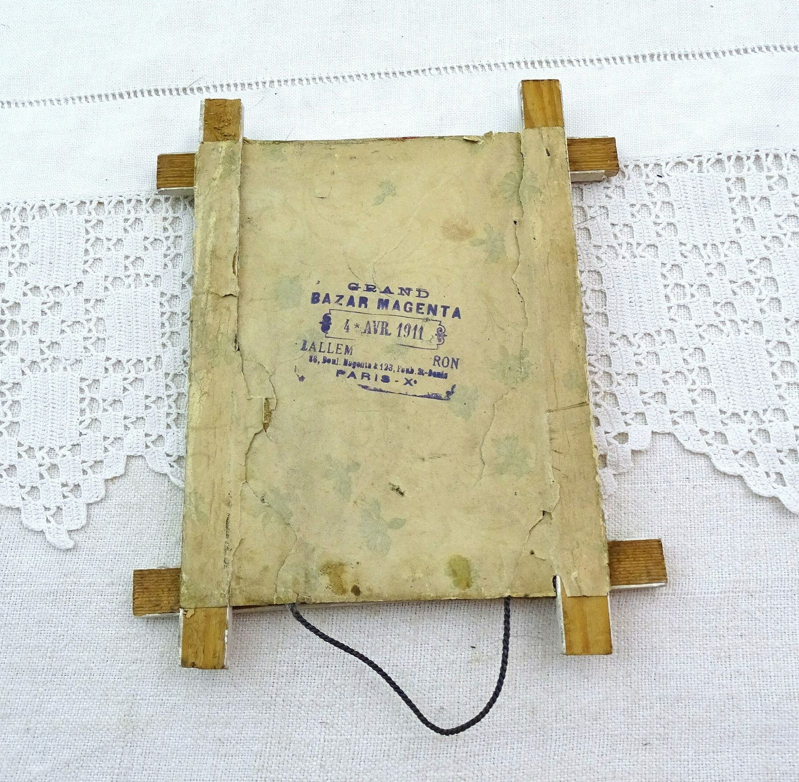 Antieke Franse Shabby Chic Lijst Van Wit Geschilderd Hout Met Bloemetjesstof En Fotobroche Van Jong Meisje – Wandmontage, Retro Château Stijl Sieradenhouder photo Kunst