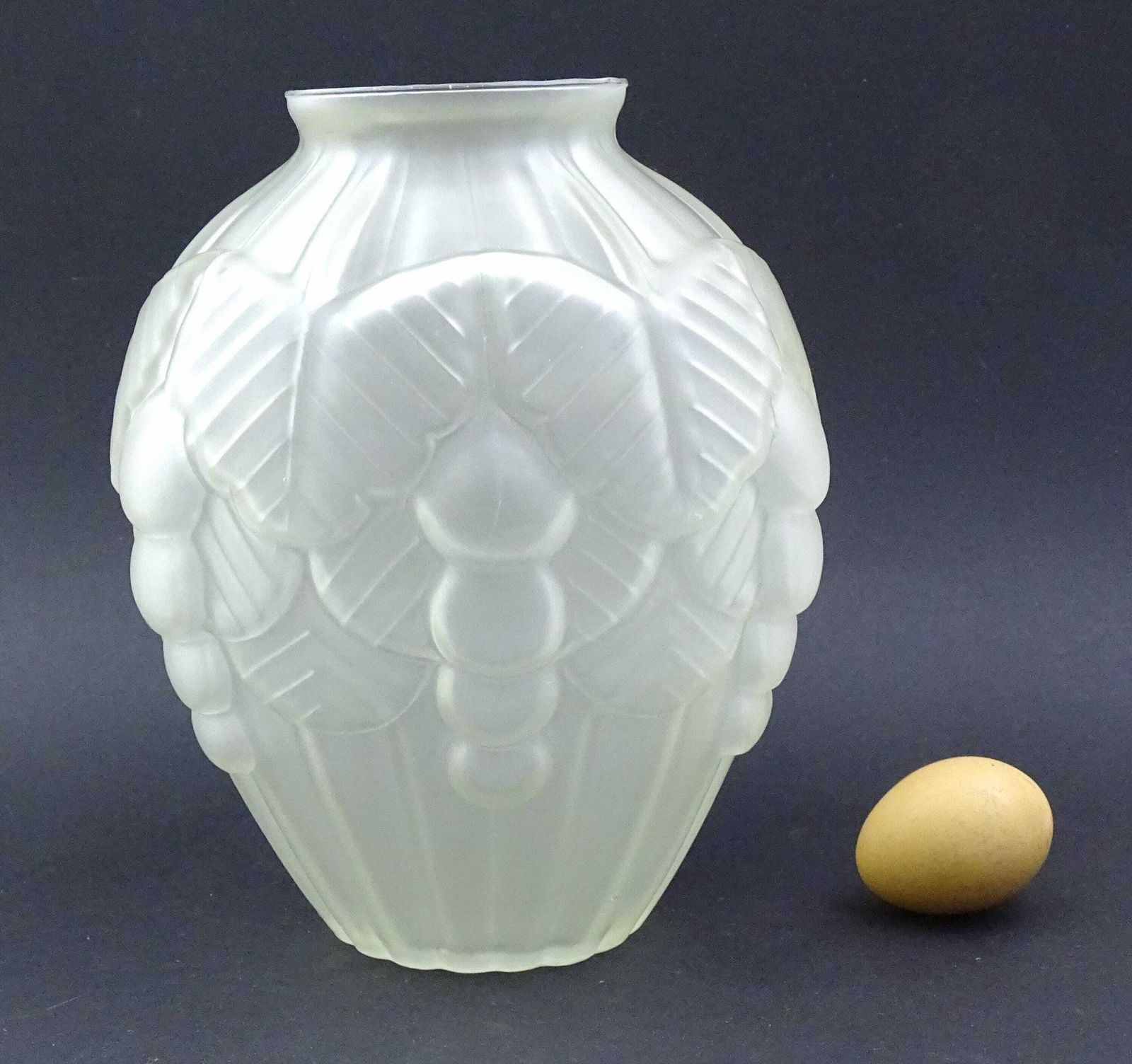 Grand vase Art déco français vintage en verre pressé givré à motifs géométriques, années 1930, France, art floral photo vinterior