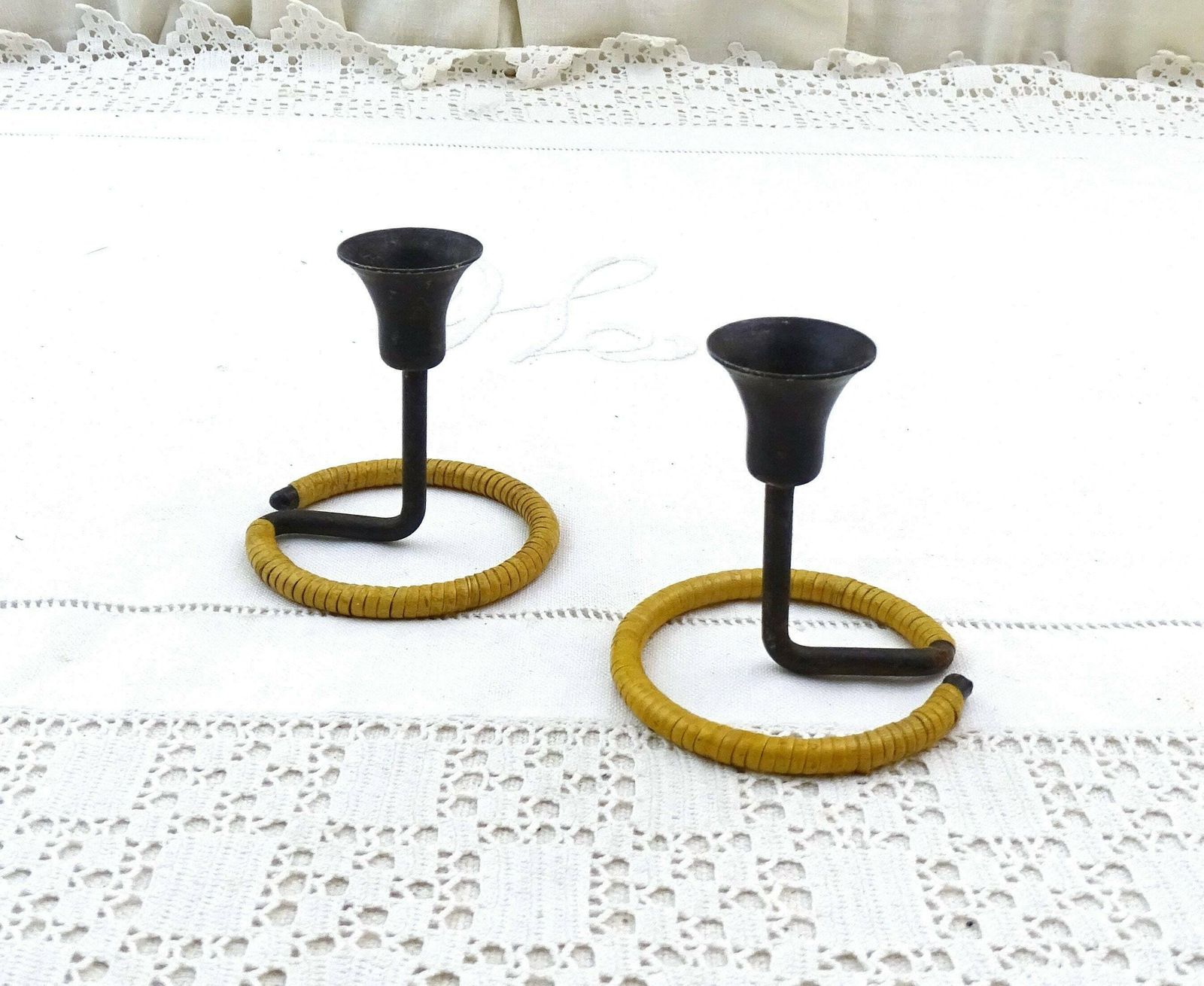 Paar Vintage Mid Century Jaren 1950 Deense Ontwerper Laurids Lonborg Kandelaars Van Gesmeed Geblakerd Staal En Gevlochten Natuurlijke Raffia photo furniture