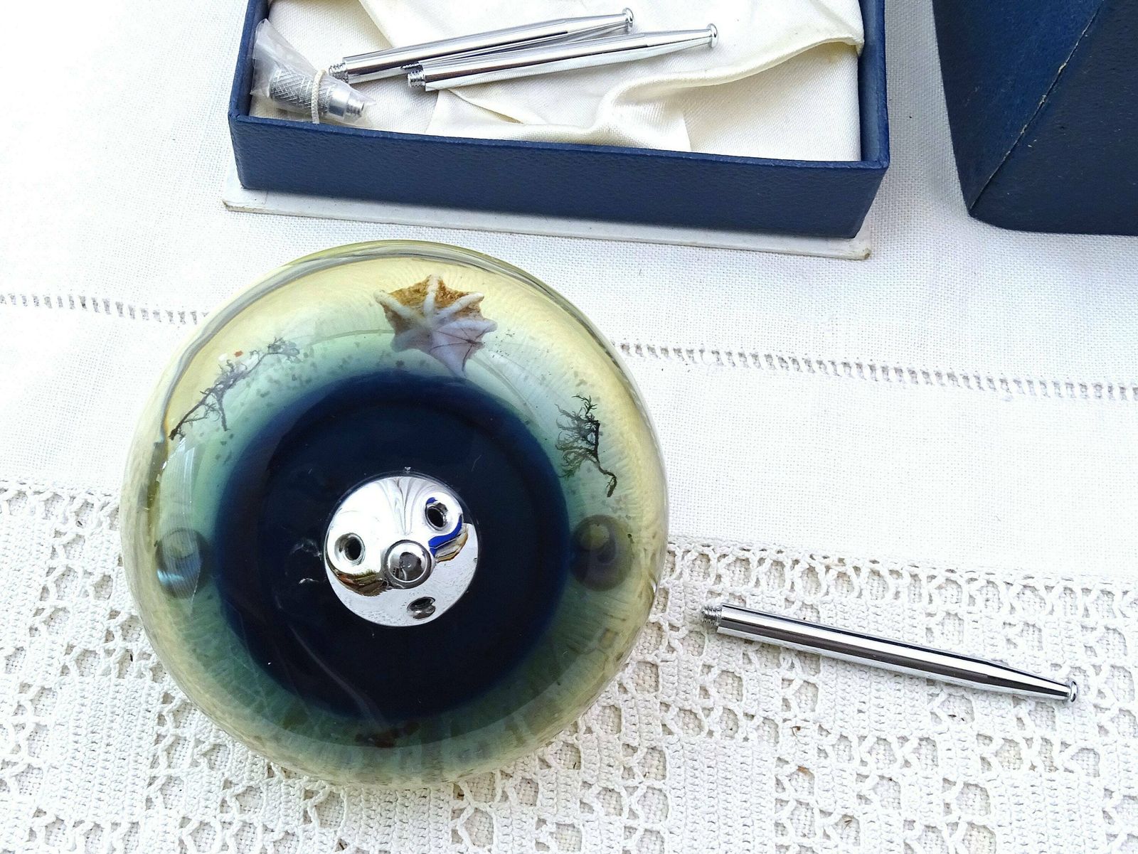 Vintage Mid Century Atomic Unused Resin Roble Table Lighter With Ocean Sea Shells And Original Box, Retro 1960s Space Age Ufo Smoking Light photo vinterior