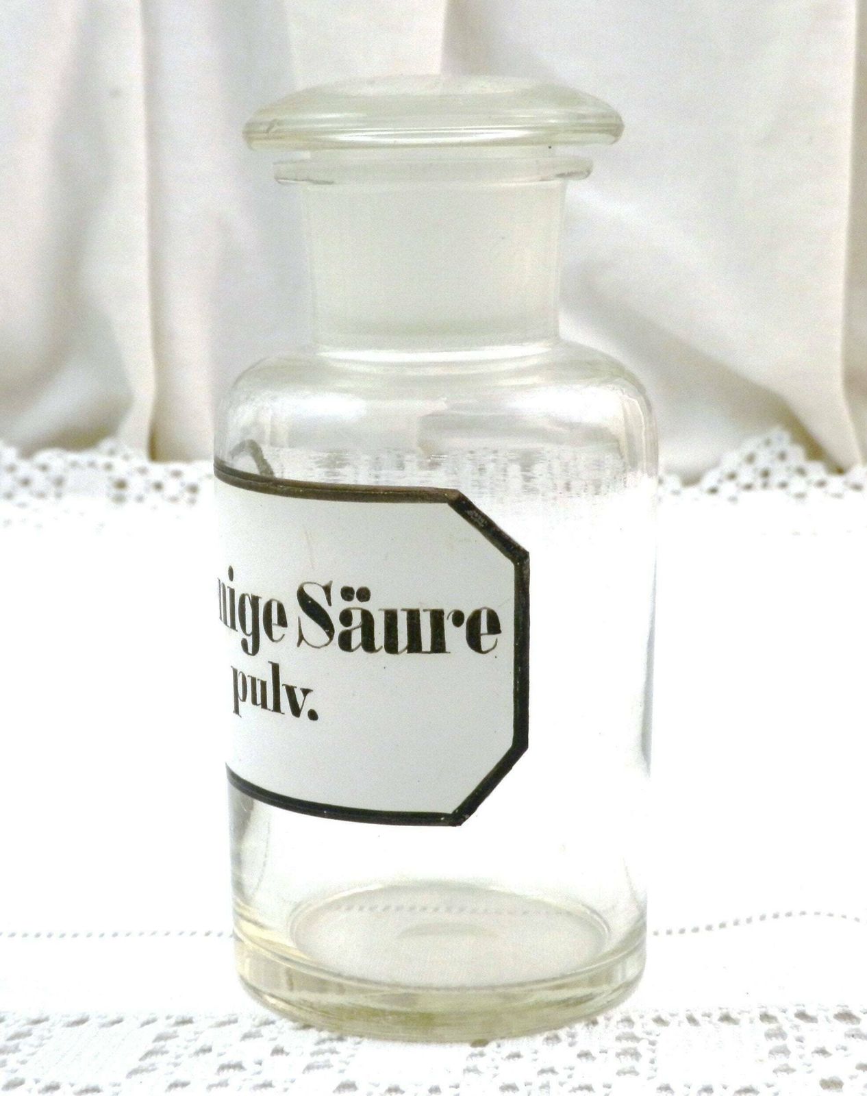 Antiek Duits Apothekersflesje Met Grote Stop, Wit En Zwart Etiket Met Opschrift 'Arsenige Säure Pulv' (Arseenzuur), Decoratief Apothekersattribuut photo Woonaccessoires