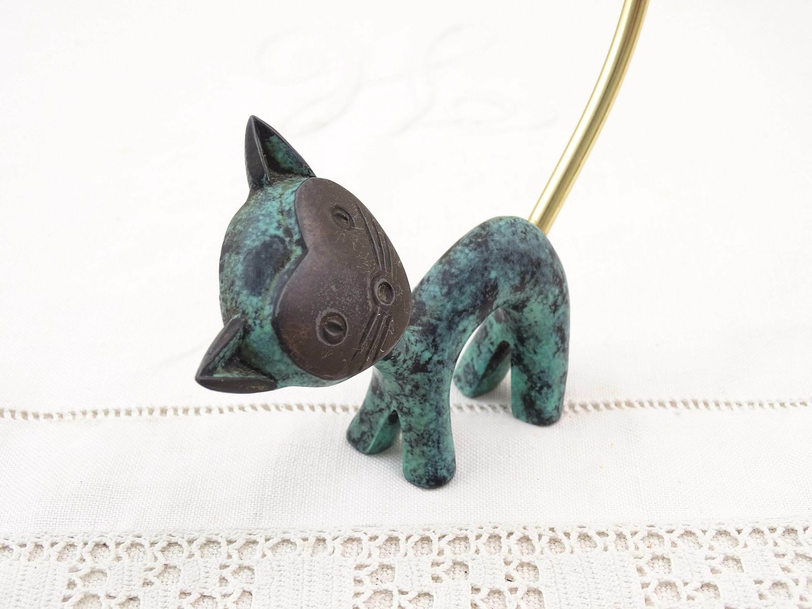 Vintage Mid Century Walter Bosse Kattenringhouder Van Brons Met Vert De Gris Patina photo Woonaccessoires