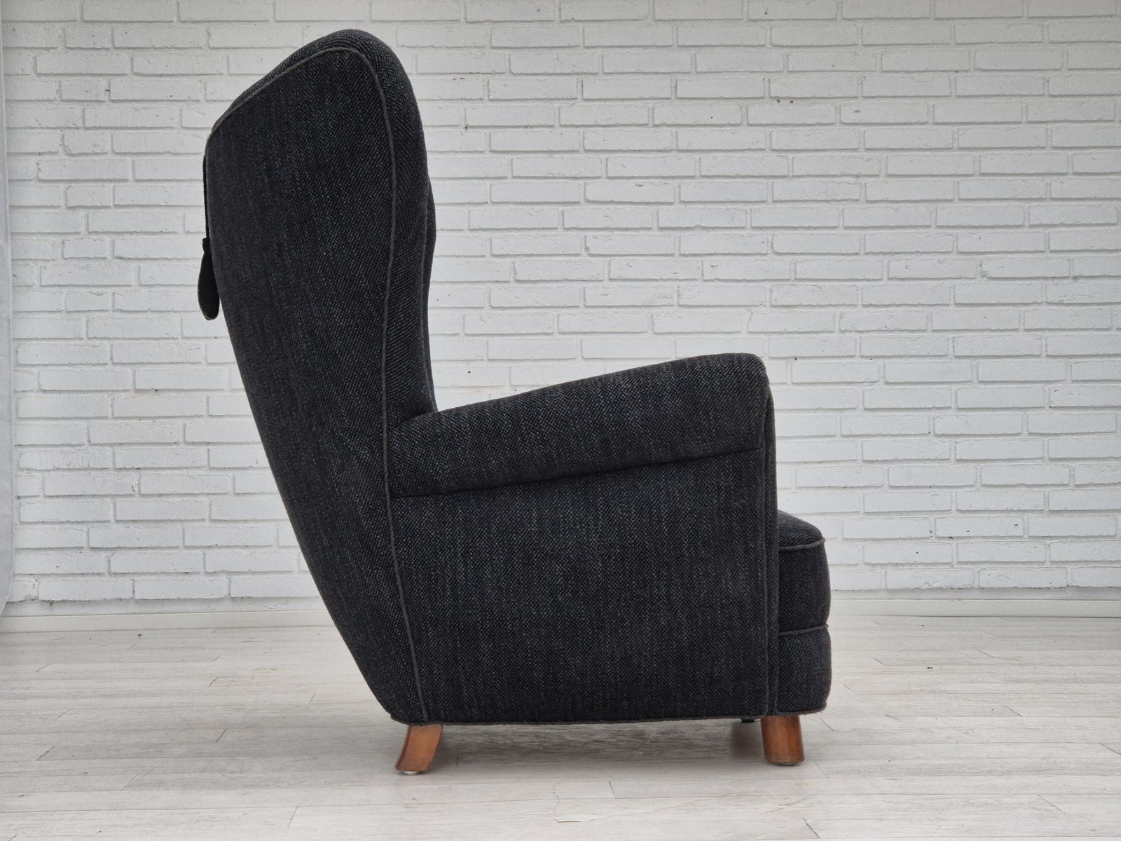 photo for sale Jaren 1960, Deense Relaxfauteuil, Opnieuw Bekleed, Grijze Meubelstof.