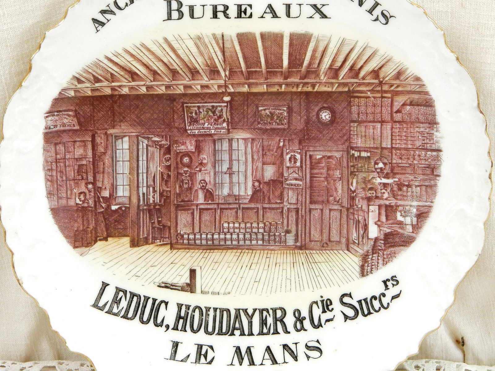 Antiek Frans Decoratief Wandbord Uit 1905 Voor De Winkel Leduc Houdayer & Cie In Le Mans – Historisch Promotieartikel Uit Frankrijk photo furniture