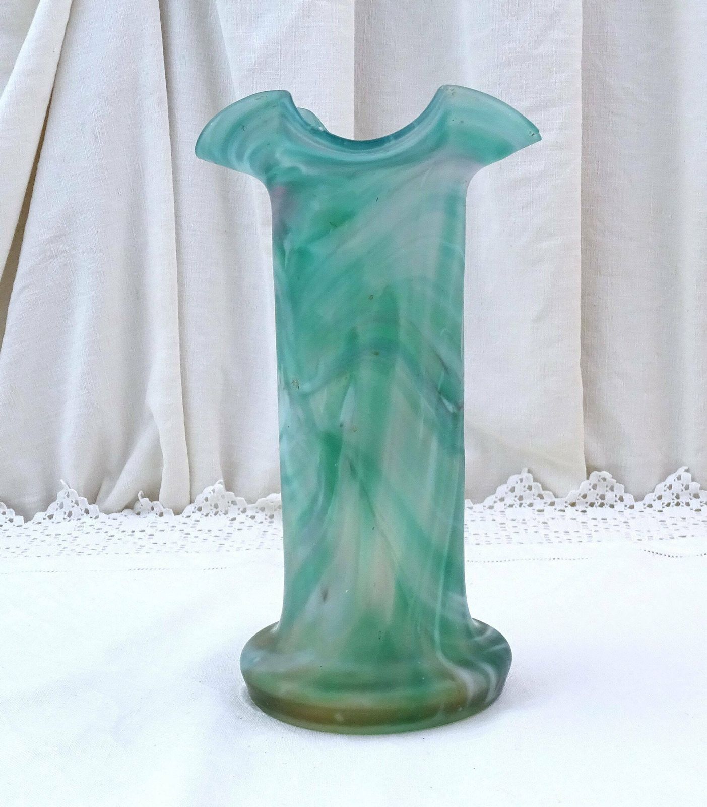 Vintage Franse Art Nouveau Geblazen Pate De Verre Glazen Vaas Met Golvende Rand In Aquagroen Tinten, Vintage Bloemschikglas, Frankrijk photo vinterior