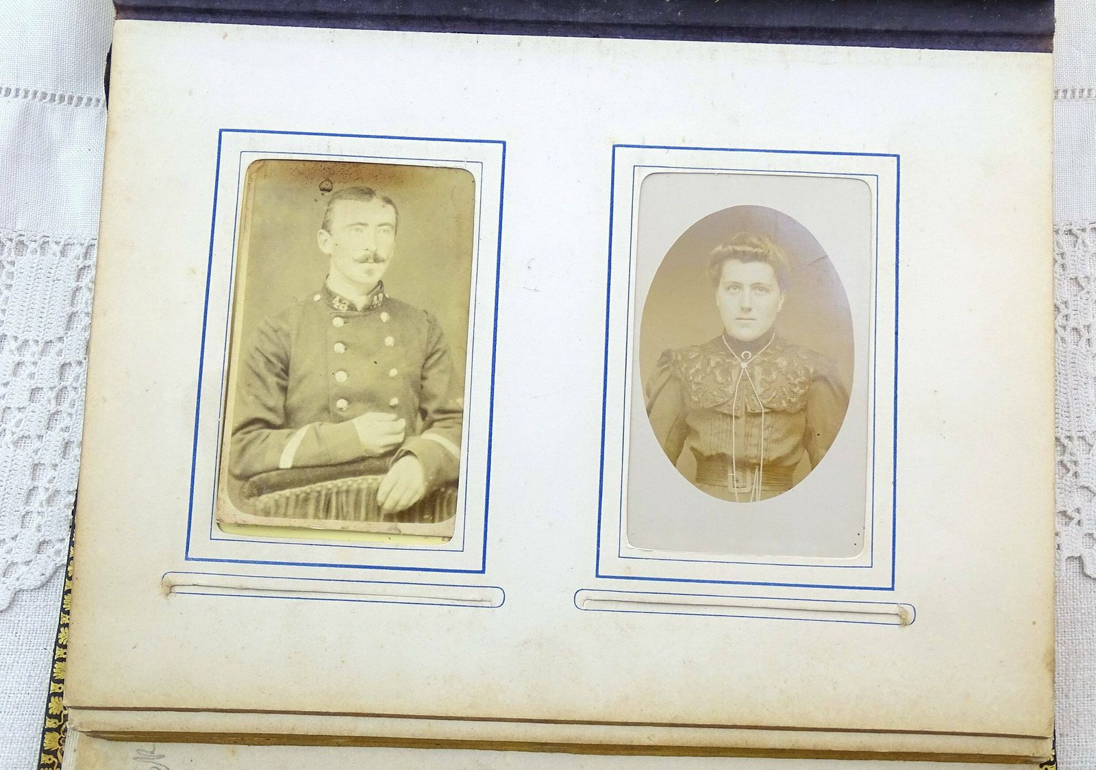 Antiek Frans Groot Victoriaans Fotoalbum Met Reliëflederen Omslag En 42 Zwart Witfoto's Van Een Familie, Oud Boek Uit Frankrijk photo 97.0