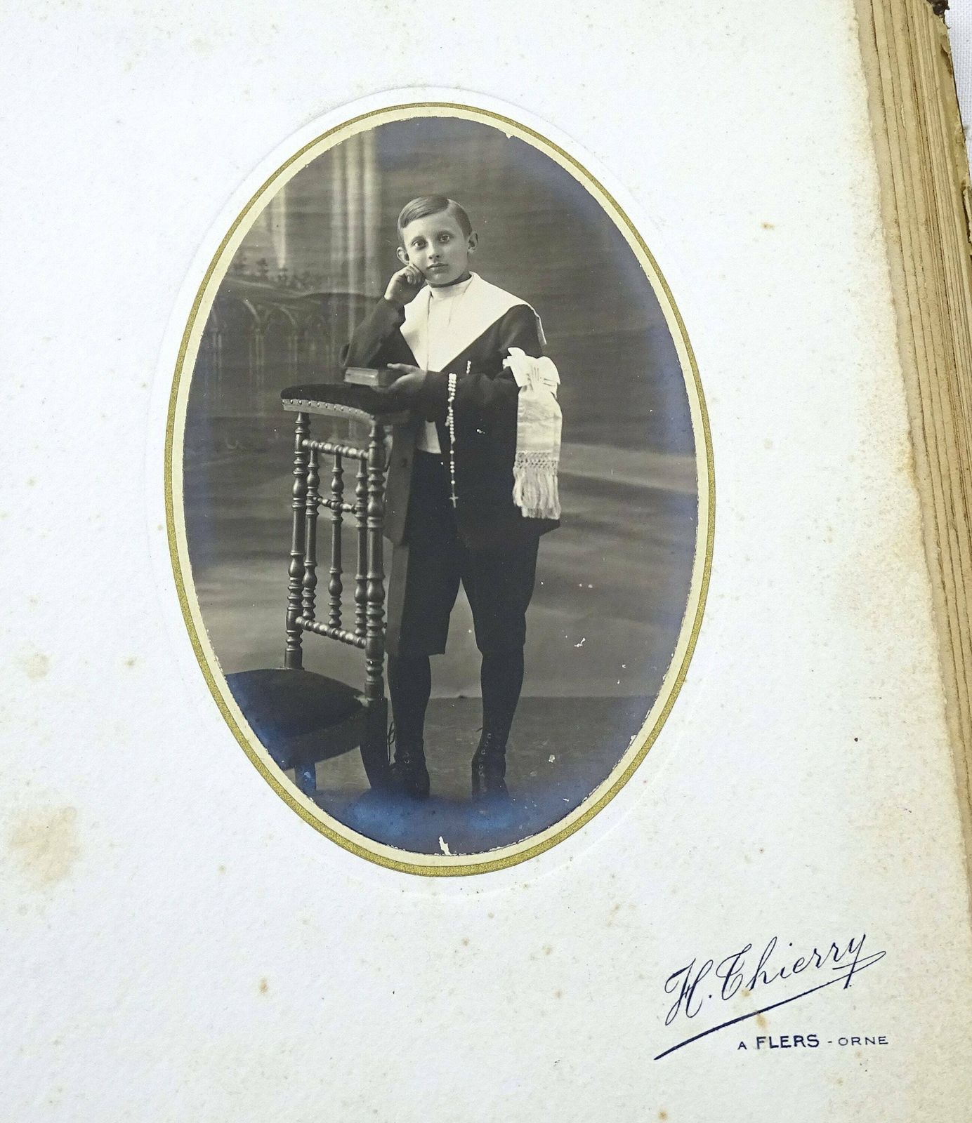 Antiek Frans Groot Victoriaans Fotoalbum Met Reliëflederen Omslag En 42 Zwart Witfoto's Van Een Familie, Oud Boek Uit Frankrijk photo buy