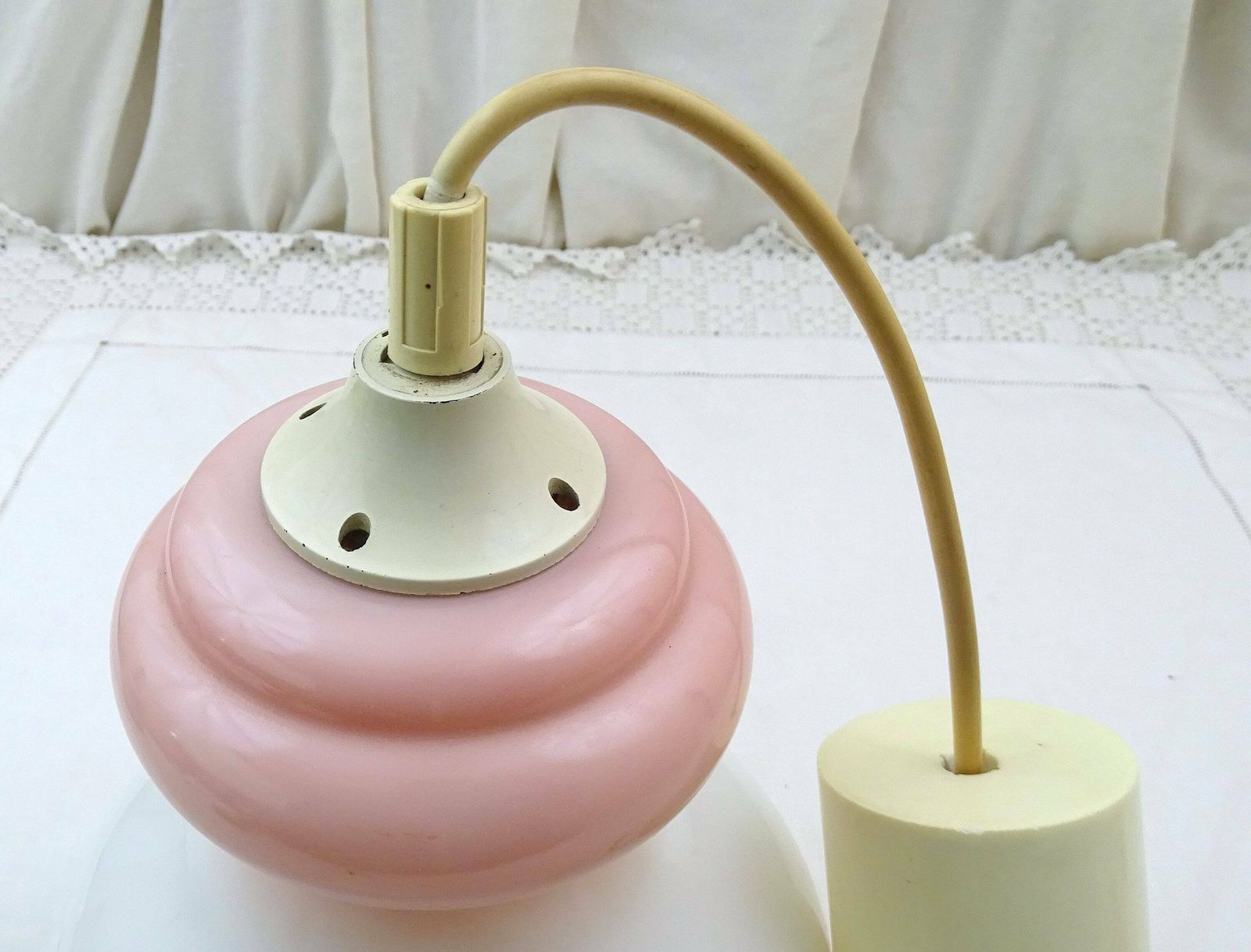 photo furniture Vintage Franse Mid Century Hanglampkap In Wit En Roze Opaalkleurig Glas, Retro Jaren 1960 / 1970, Frankrijk
