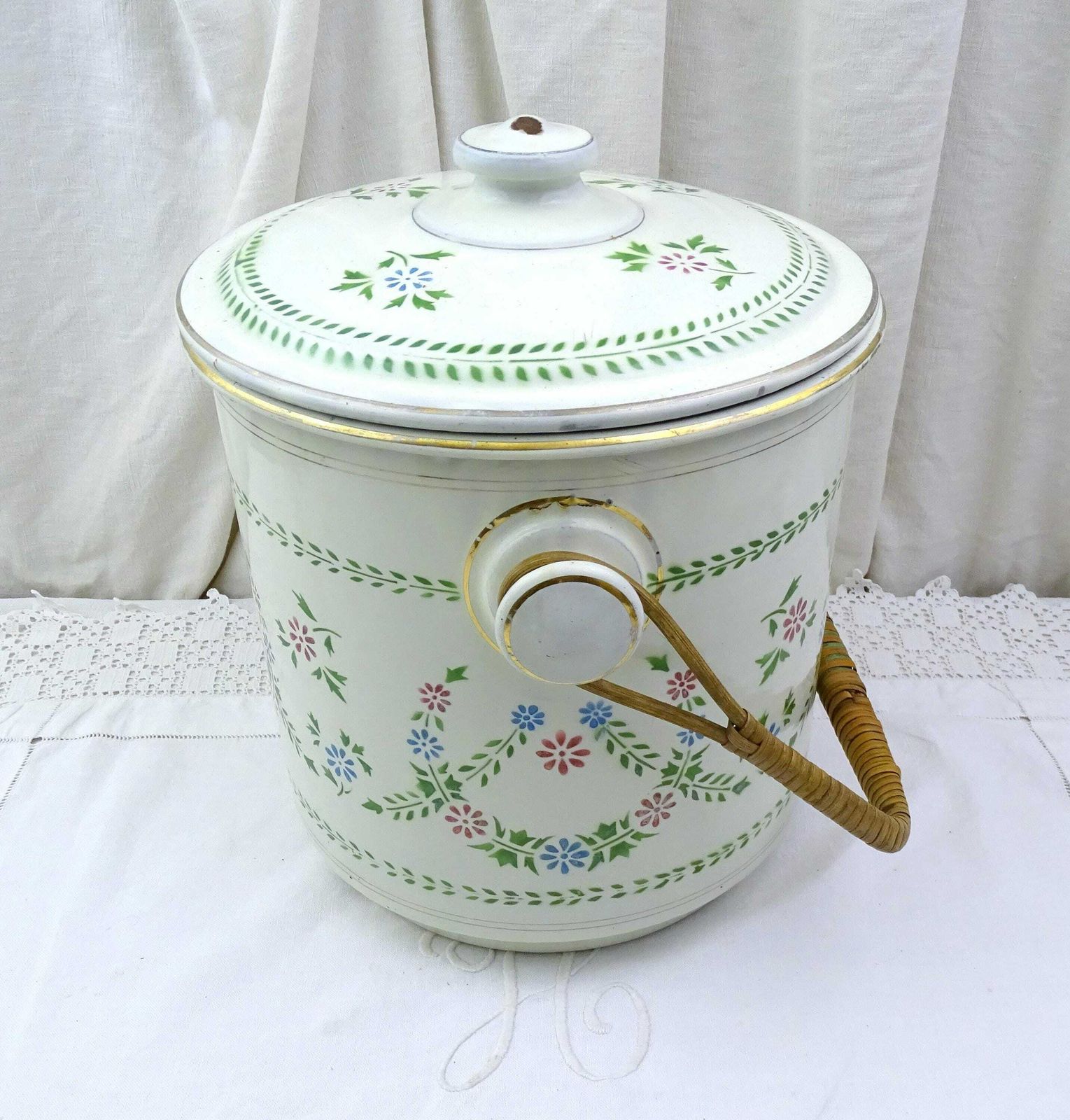Antieke Franse Witte Emmer Met Deksel, Bloempatroon En Omwikkeld Rieten Handvat, Vintage Chateau Chic Emaille photo Woonaccessoires