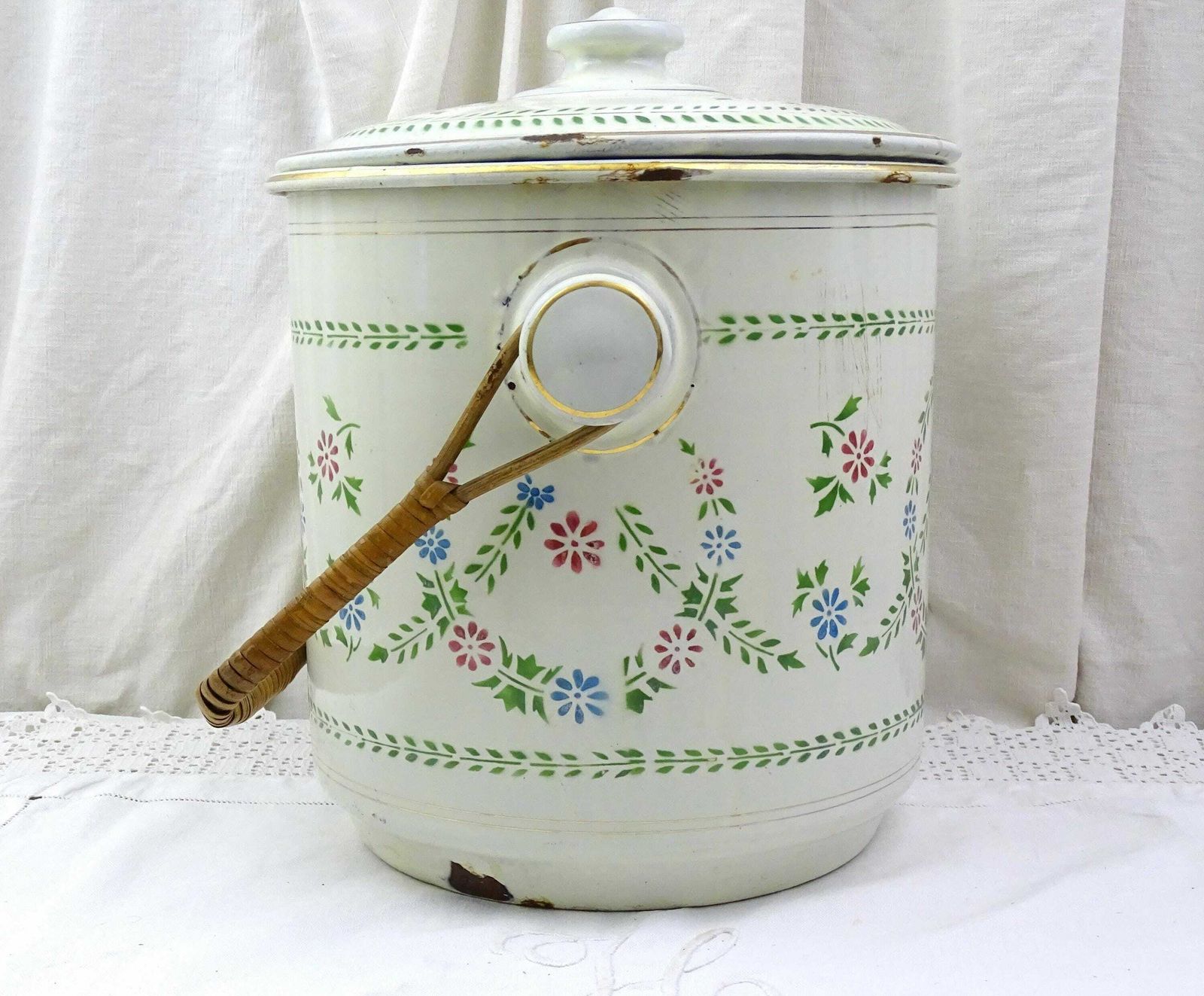 Antieke Franse Witte Emmer Met Deksel, Bloempatroon En Omwikkeld Rieten Handvat, Vintage Chateau Chic Emaille photo vinterior