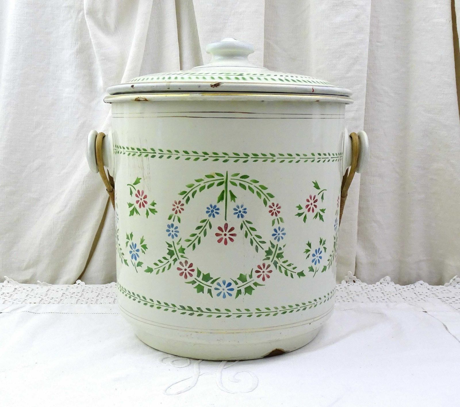 Antieke Franse Witte Emmer Met Deksel, Bloempatroon En Omwikkeld Rieten Handvat, Vintage Chateau Chic Emaille photo buy
