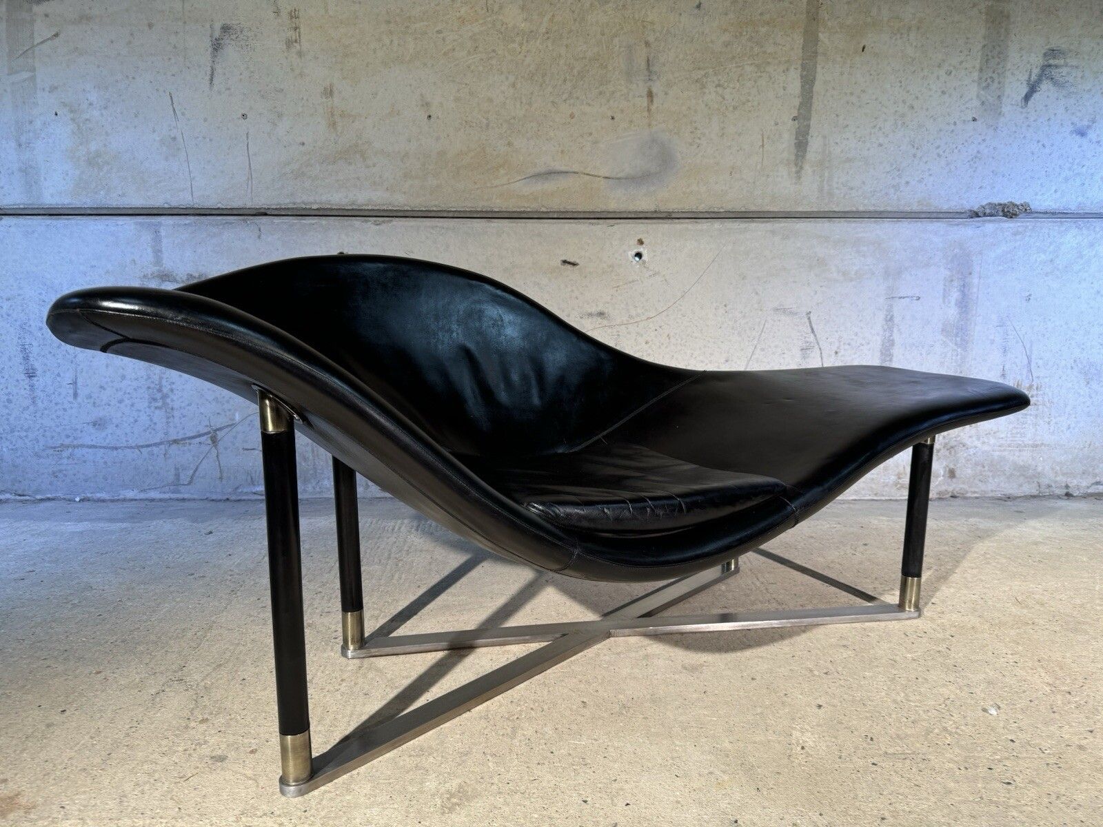 photo furniture Stunning Contemporary Minimalist Chaise Lounge Black Leather Brass Base #A258