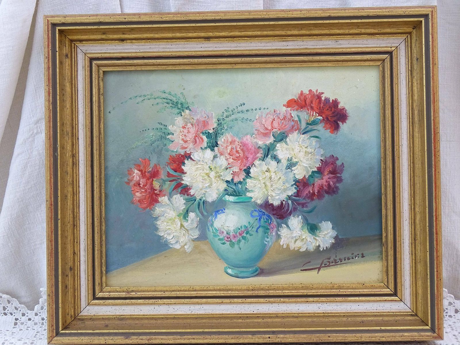 Vintage Frans Ingelijst Olieverfschilderij Van Anjers In Een Vaas, Met De Hand Geschilderd, Roze, Rood En Wit Bloemenmotief, Vergulde Lijst photo for sale