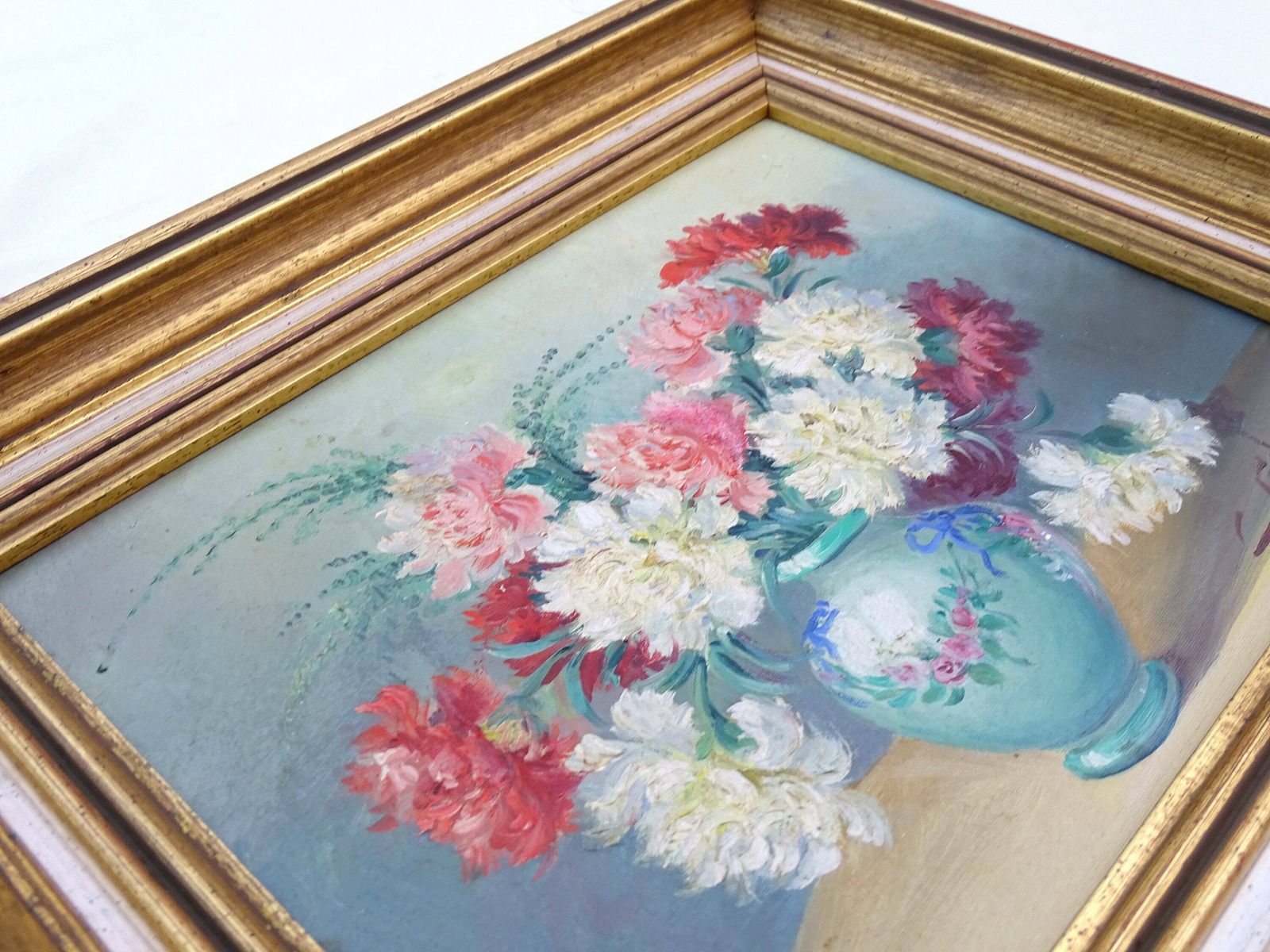 Vintage Frans Ingelijst Olieverfschilderij Van Anjers In Een Vaas, Met De Hand Geschilderd, Roze, Rood En Wit Bloemenmotief, Vergulde Lijst photo vinterior