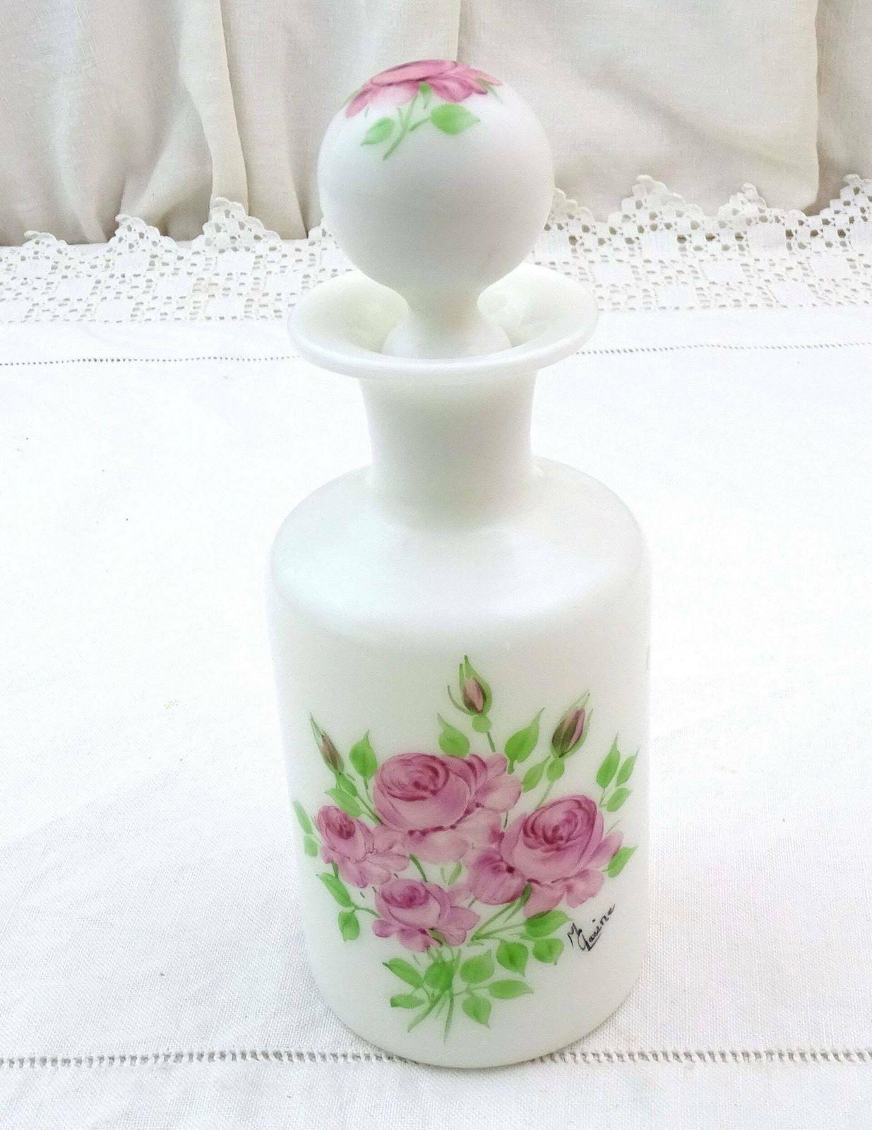 Vintage Frans Mid Century Parfumflesje Van Melkglas Met Handgeschilderd Rozenpatroon In Roze, Retro Opaline Badkamerdecoratie photo for sale