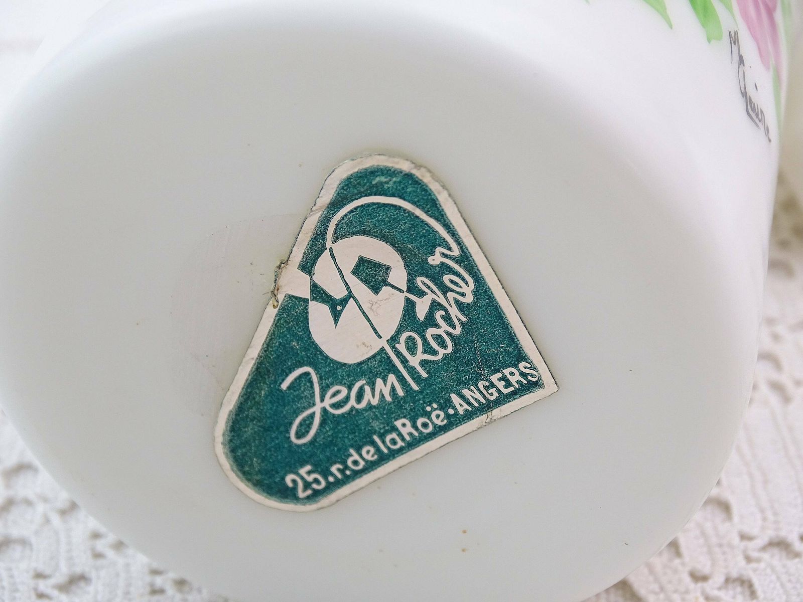 Vintage Frans Mid Century Parfumflesje Van Melkglas Met Handgeschilderd Rozenpatroon In Roze, Retro Opaline Badkamerdecoratie photo vinterior