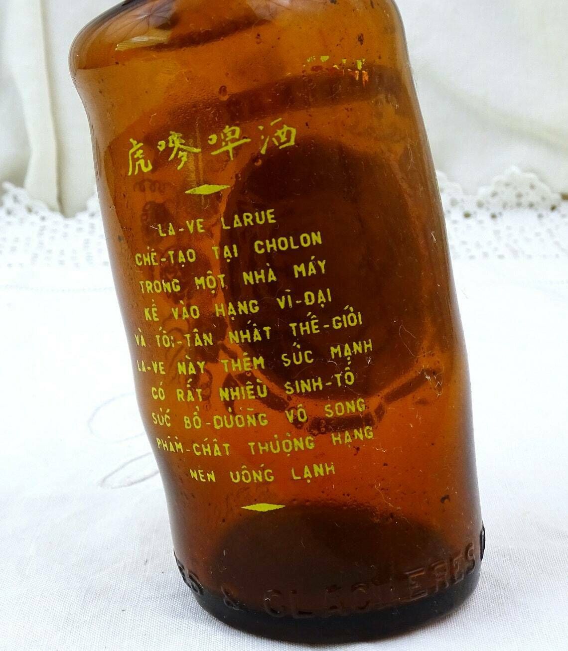 Vintage Zeldzame Gesmolten Bierfles Bière Larue Van Brasseries Et Glaciers De L'indochine – Retro Brouwerijcuriosity Uit Het Verre Oosten, Vietnamoorlog photo Woonaccessoires