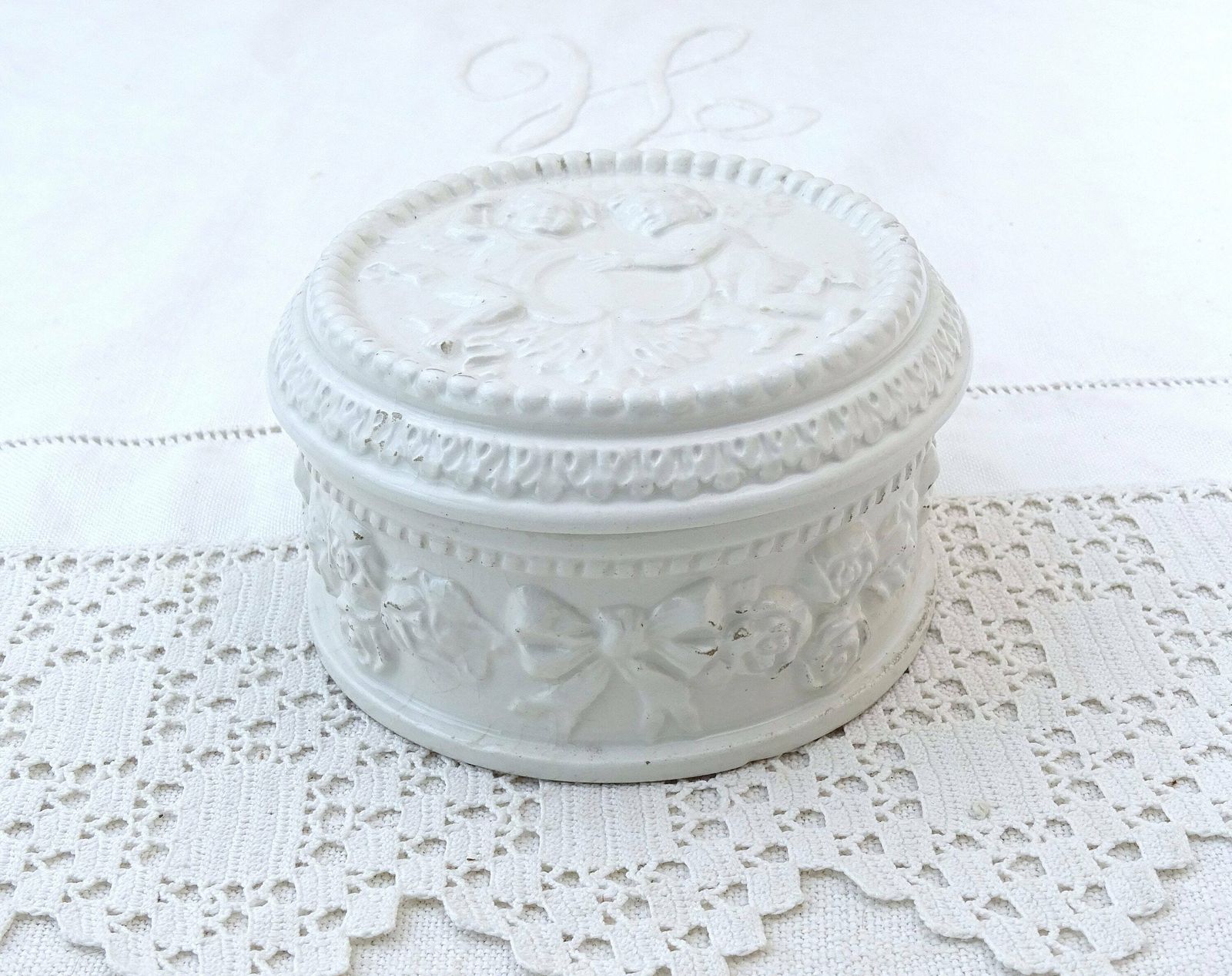 photo furniture Antiek Frans Wit Geglazuurd Poederdoosje Met Klassiek Cherubijn , Rozen  En Lintmotief, Vintage Keramische Bonbonnière Met Romantisch Engelendesign