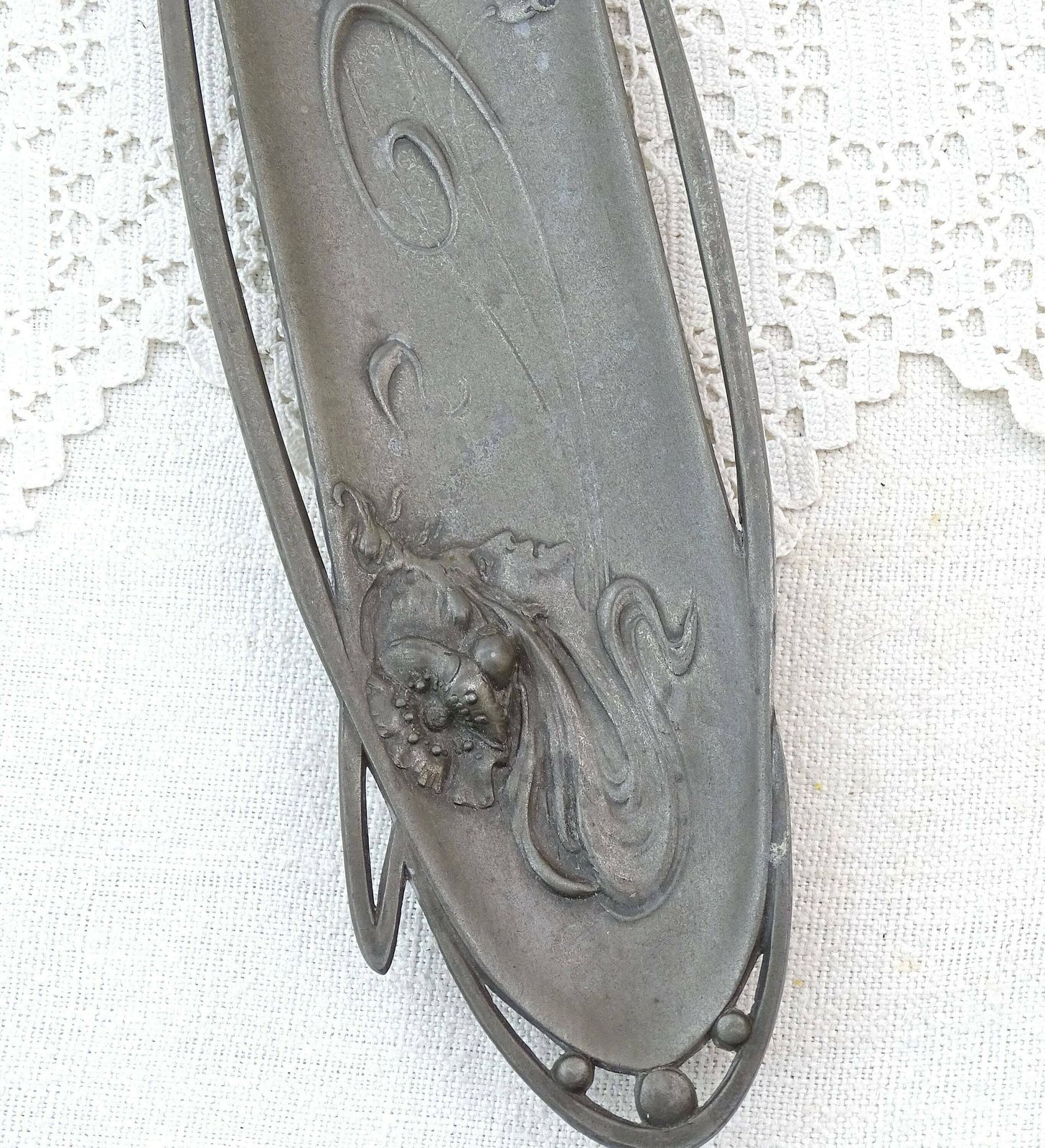 Antiek Frans Art Nouveau Pennenlegger Van Gegoten Tin Met Papaverbloem En Vrouwenhoofd, Langwerpig Metalen Schaaltje Uit Frankrijk, Ca. Begin 20e Eeuw photo for sale