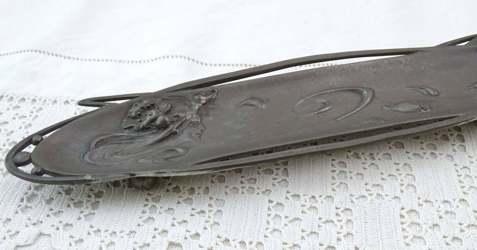 Antiek Frans Art Nouveau Pennenlegger Van Gegoten Tin Met Papaverbloem En Vrouwenhoofd, Langwerpig Metalen Schaaltje Uit Frankrijk, Ca. Begin 20e Eeuw photo buy
