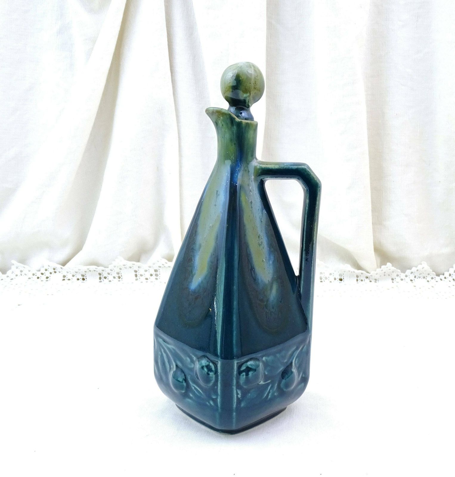 Antieke Franse Denbac Keramiek Art Deco Karaf Met Stop In Blauw Druipglazuur, Retro Jaren 1930 Aardewerk Kan Uit Frankrijk, Blauwgroen Kruik