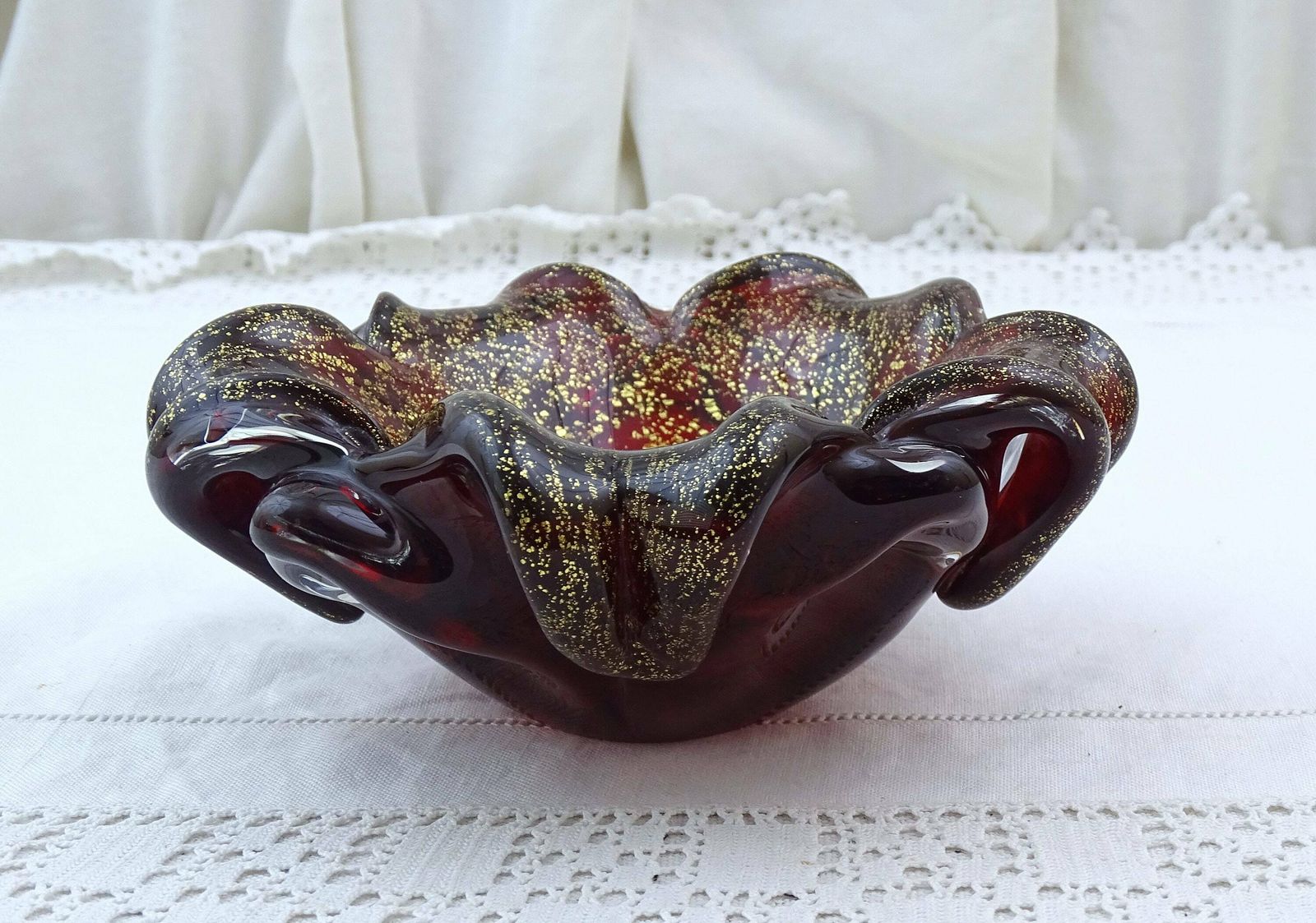 Grote Vintage Mid Century Italiaanse Murano Schaal Van Rood En Helder Glas Met Goudvlokken, Retro Jaren 1960 Glaswerk Sigarenasschaal Uit Venetië, Italië photo for sale