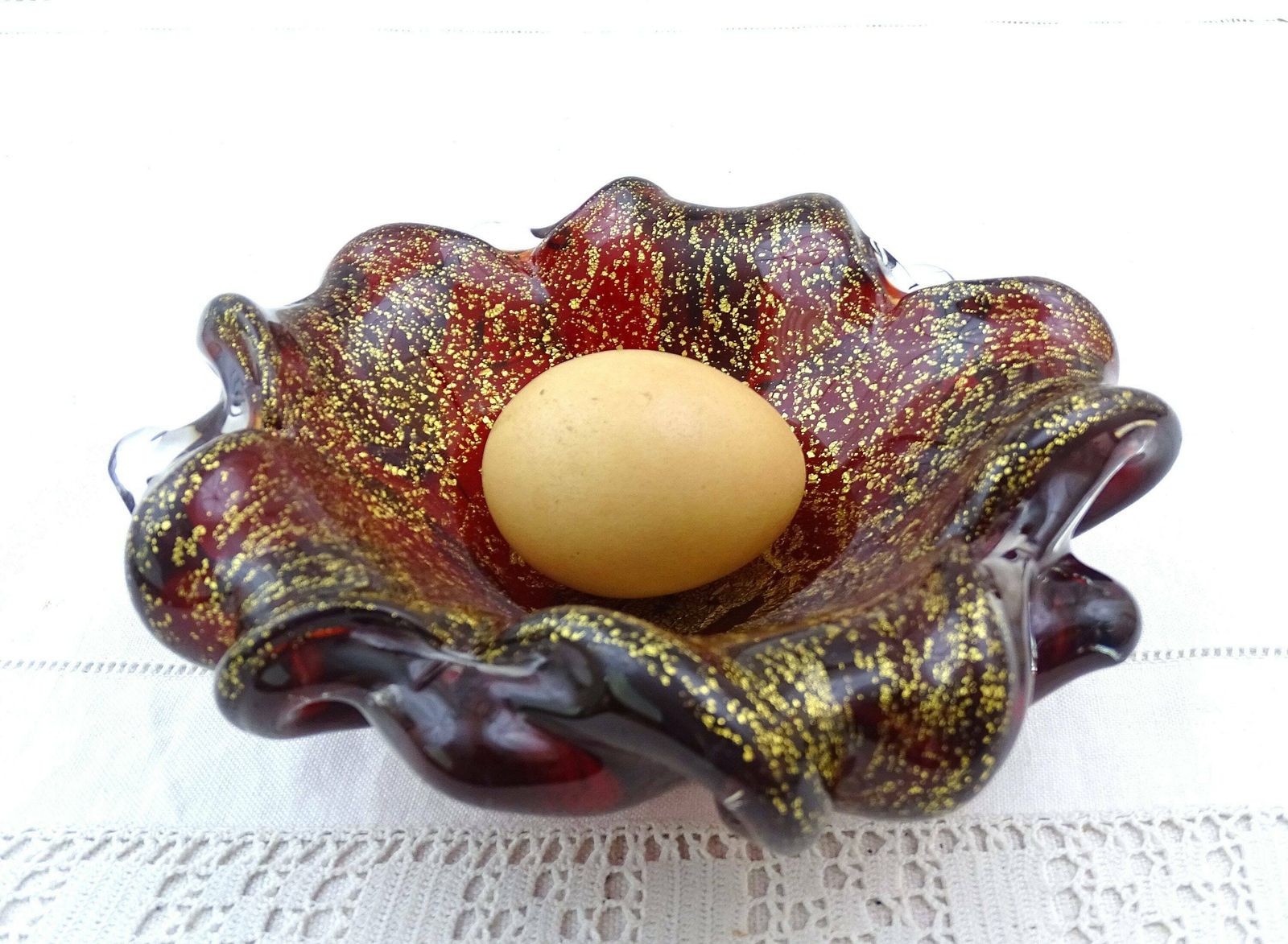 Grote Vintage Mid Century Italiaanse Murano Schaal Van Rood En Helder Glas Met Goudvlokken, Retro Jaren 1960 Glaswerk Sigarenasschaal Uit Venetië, Italië photo vinterior